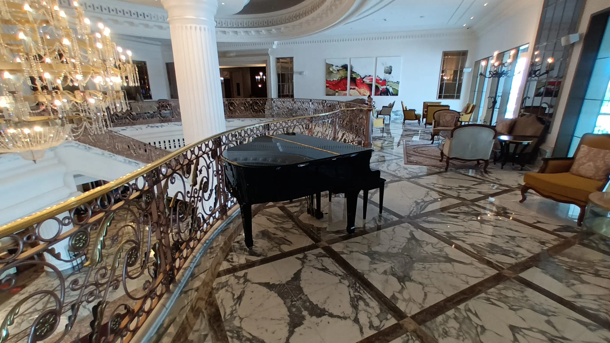 Elegant Hotellobby mit Flügel und Marmorboden