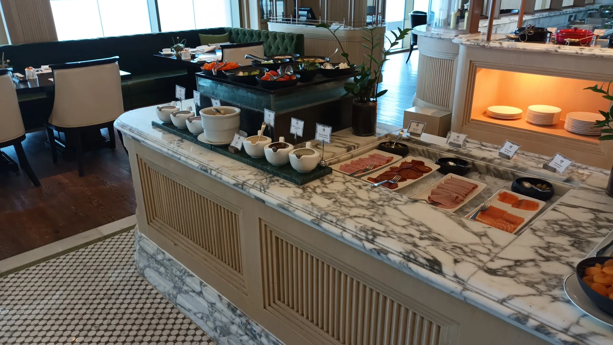 Frühstücksbuffet mit verschiedenen Speisen auf Marmorplatte