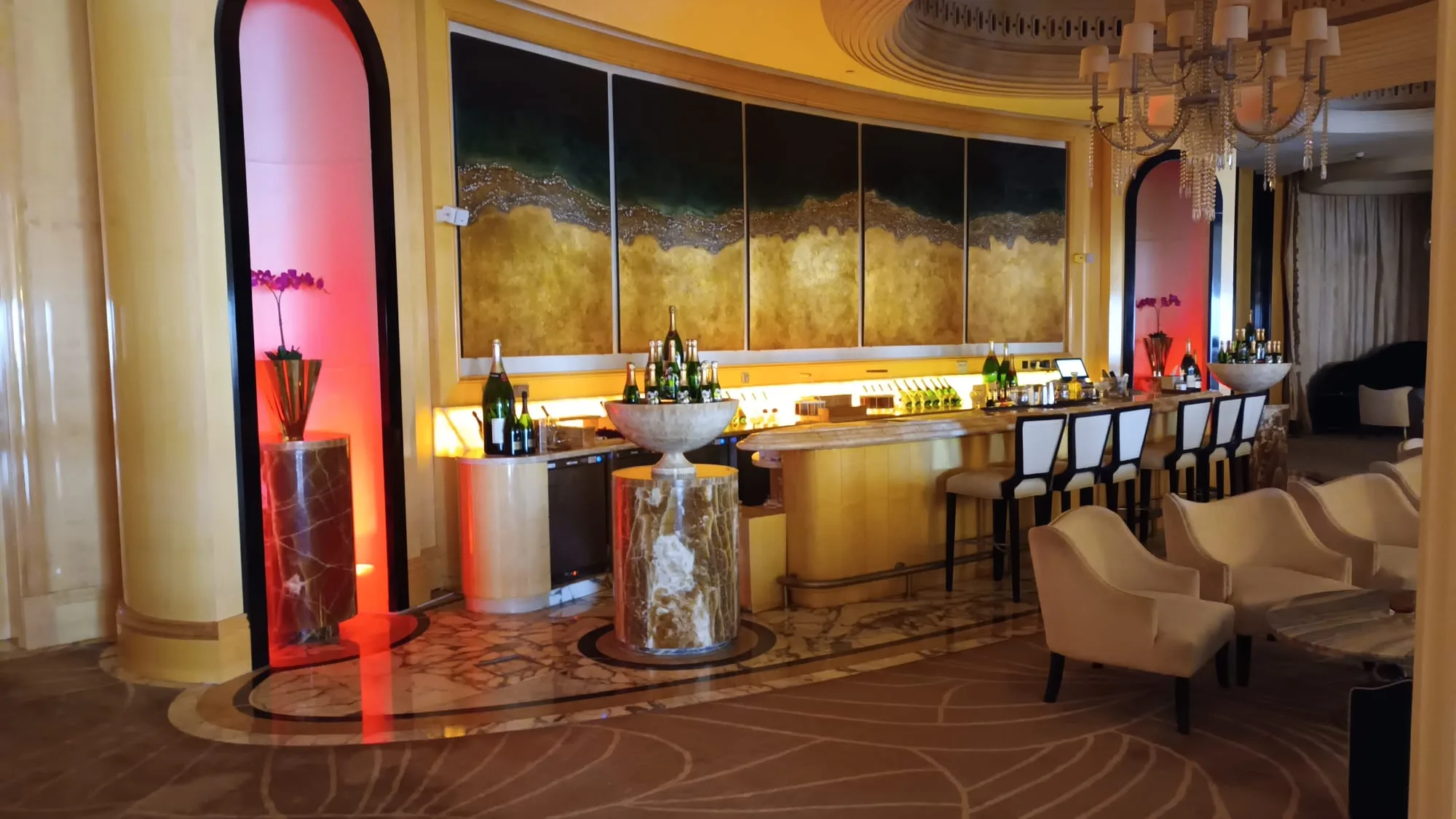 Lounge mit Bar und dekorativen Wandpaneelen