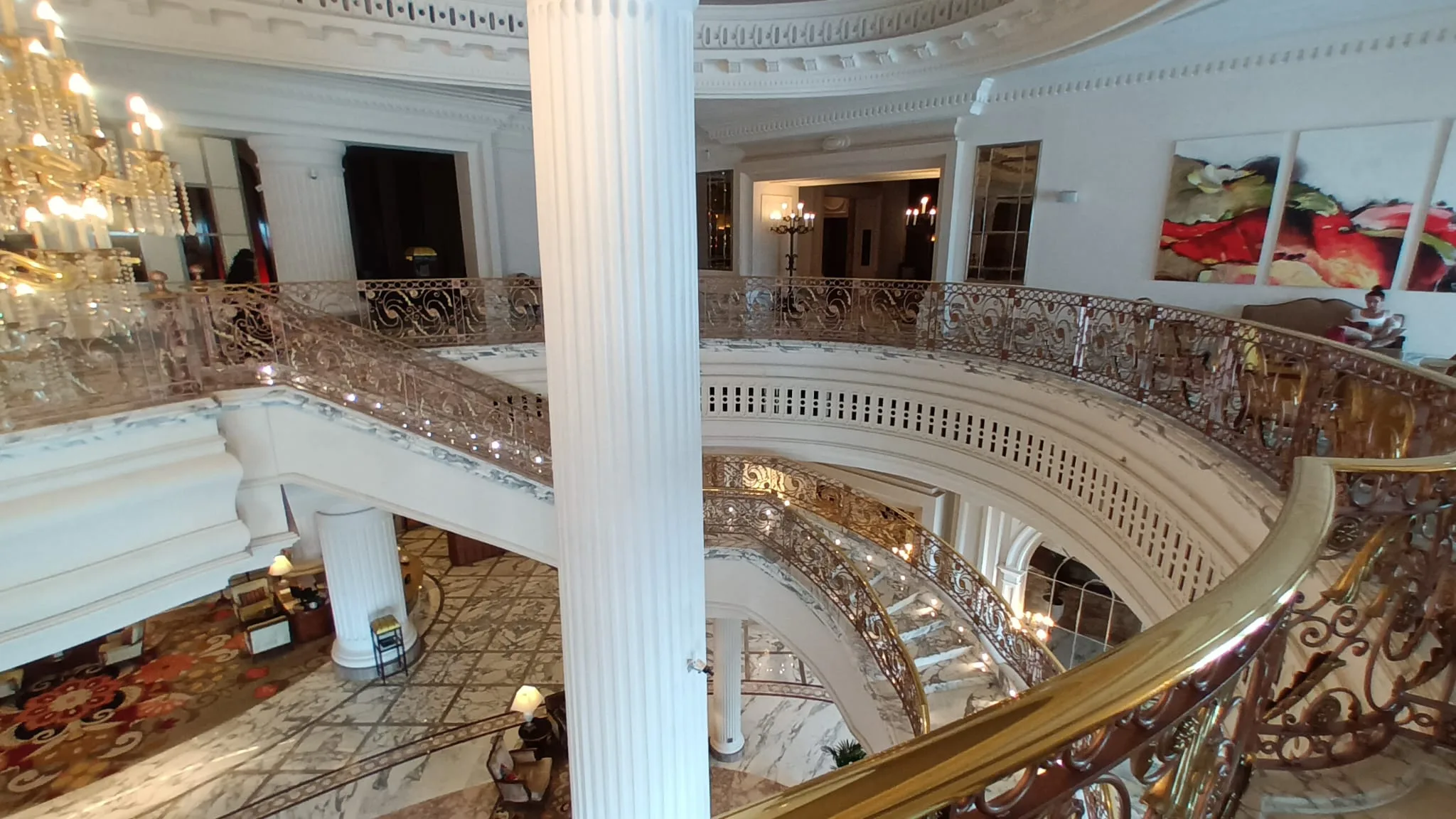 Elegant Treppenhaus mit Säulen und Gitterbalustraden im Luxushotel