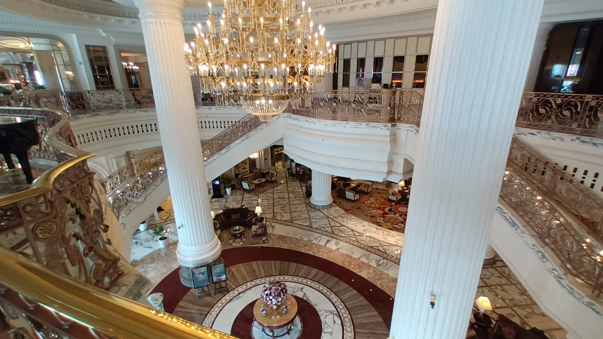 Elegant Hotellobby mit Säulen und Kronleuchter