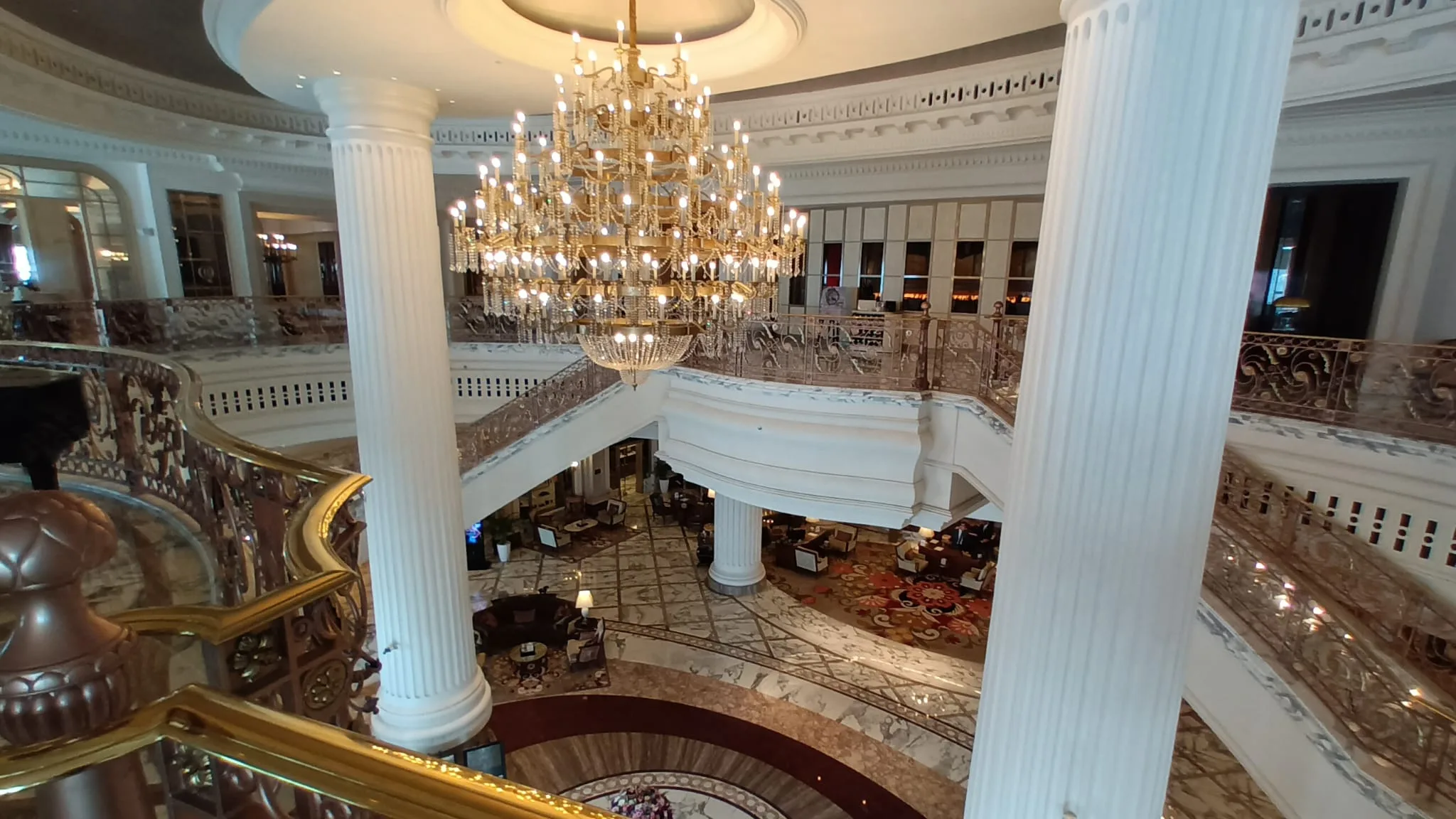 Elegant Hotellobby mit Säulen und Kronleuchter