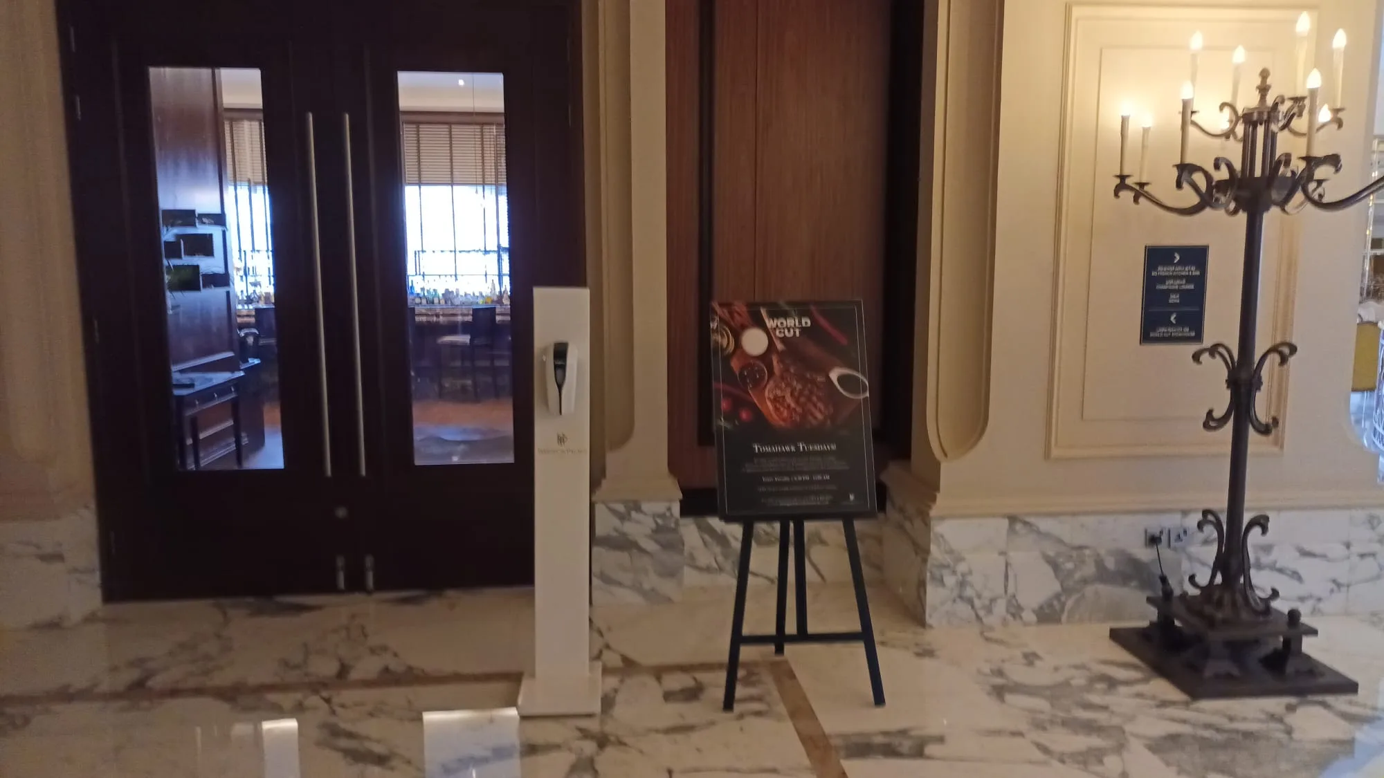 Eingangsbereich eines Luxushotels mit Schild für Steakhouse