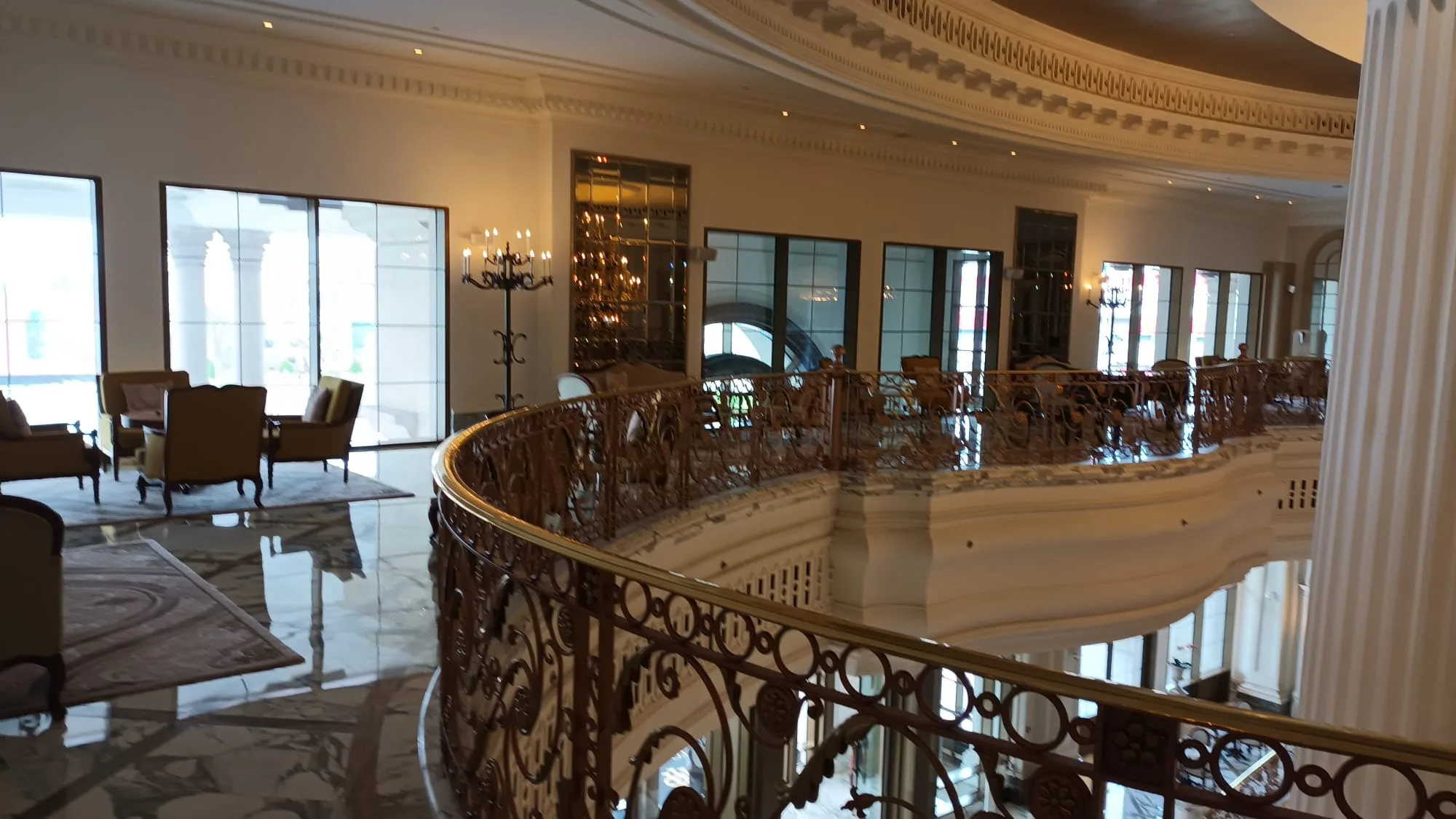 Lobby mit Säulen und Gitterbalustraden im Luxushotel