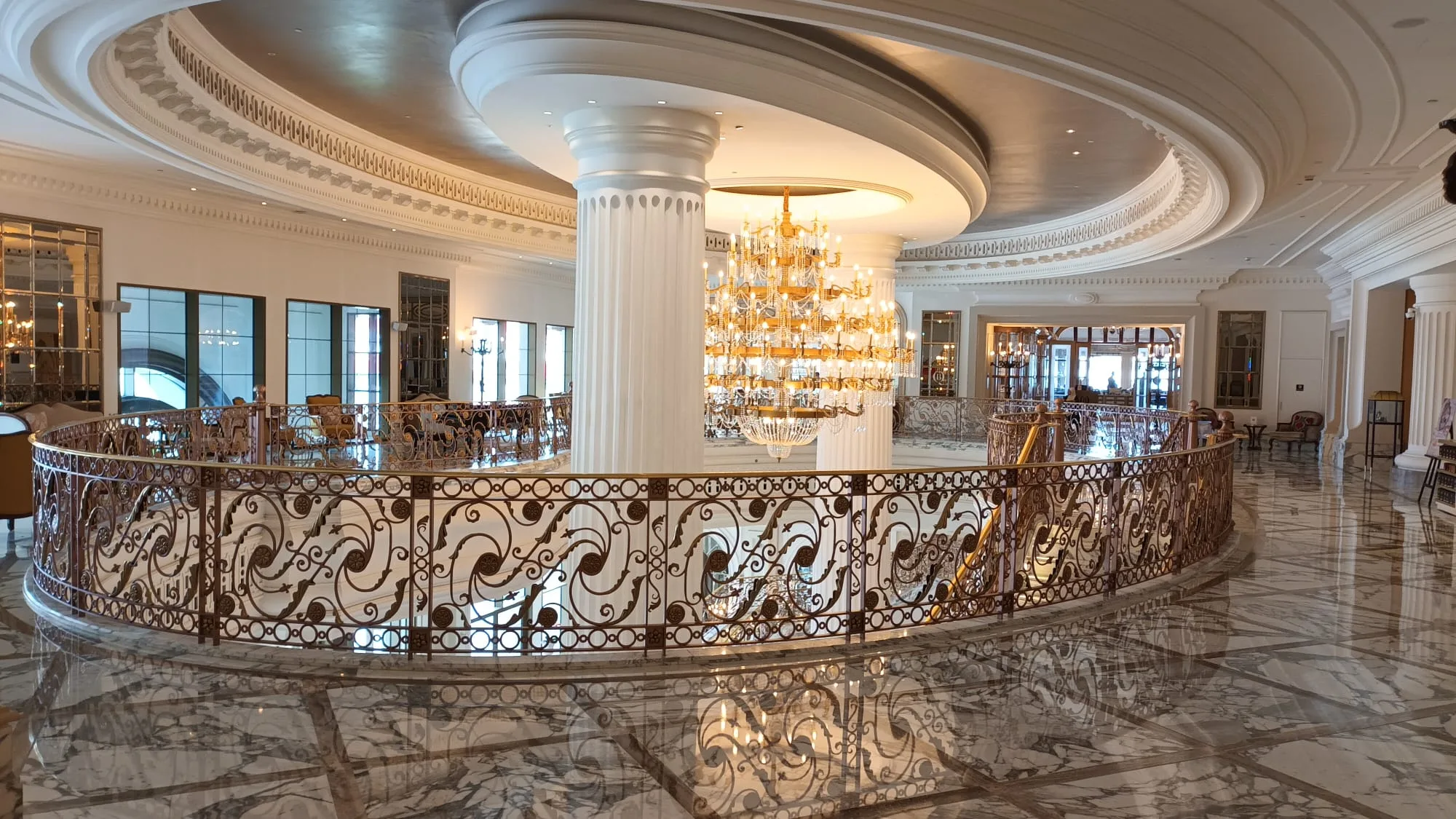 Elegant Hotellobby mit Säulen und Kronleuchter