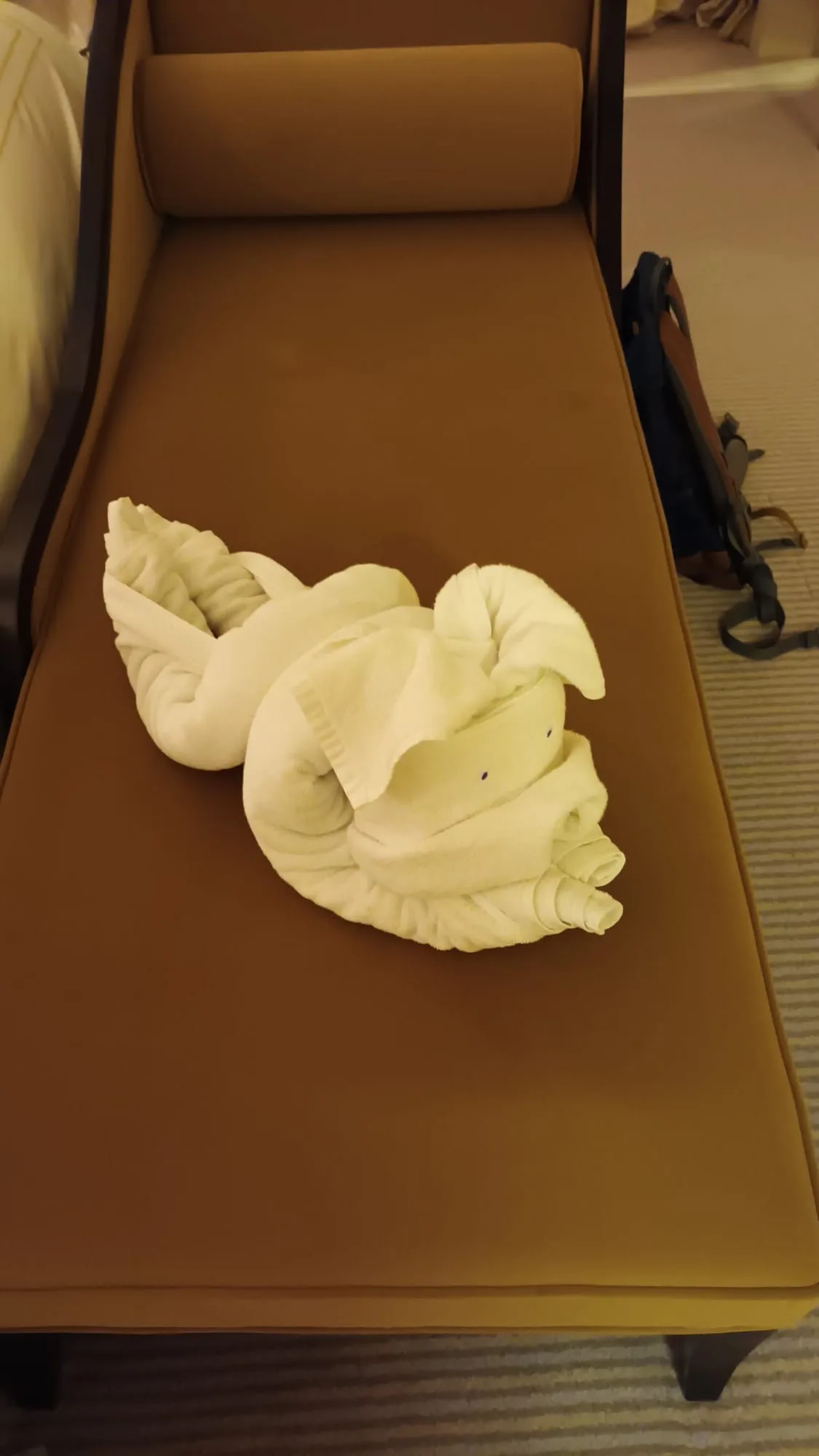 Handtuchfigur auf Liege im Hotelzimmer