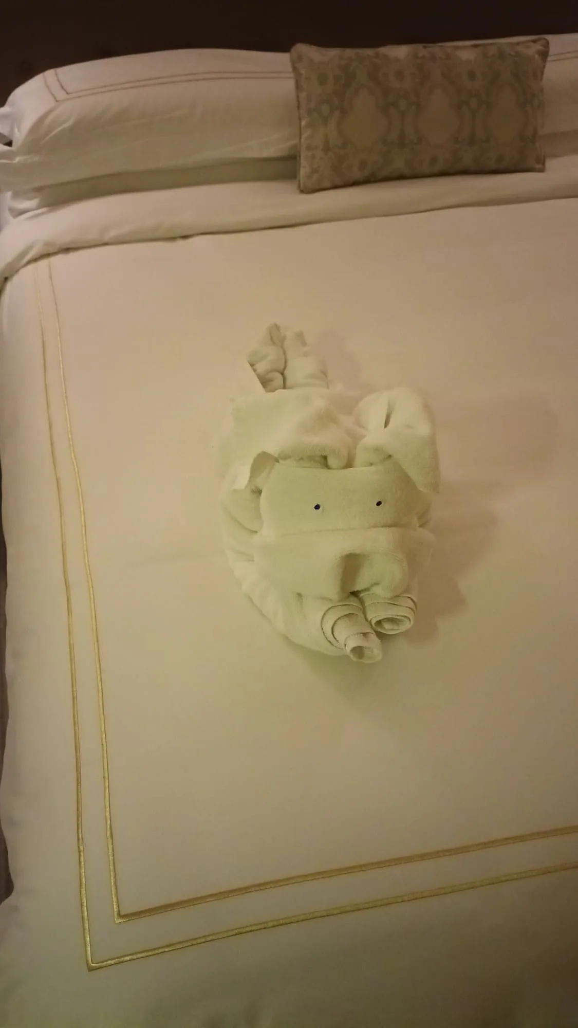 Doppelbett mit Handtuchelefant auf der Bettdecke