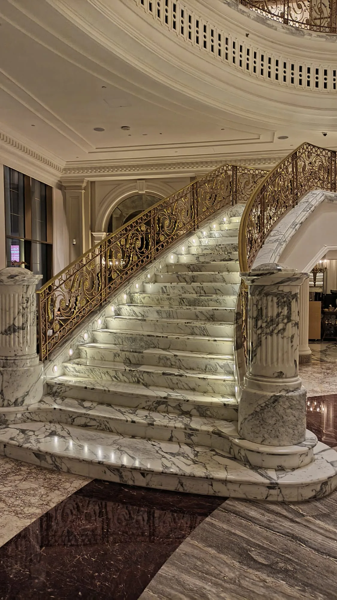 Marmor-Treppe mit vergoldeten Geländern im Luxushotel