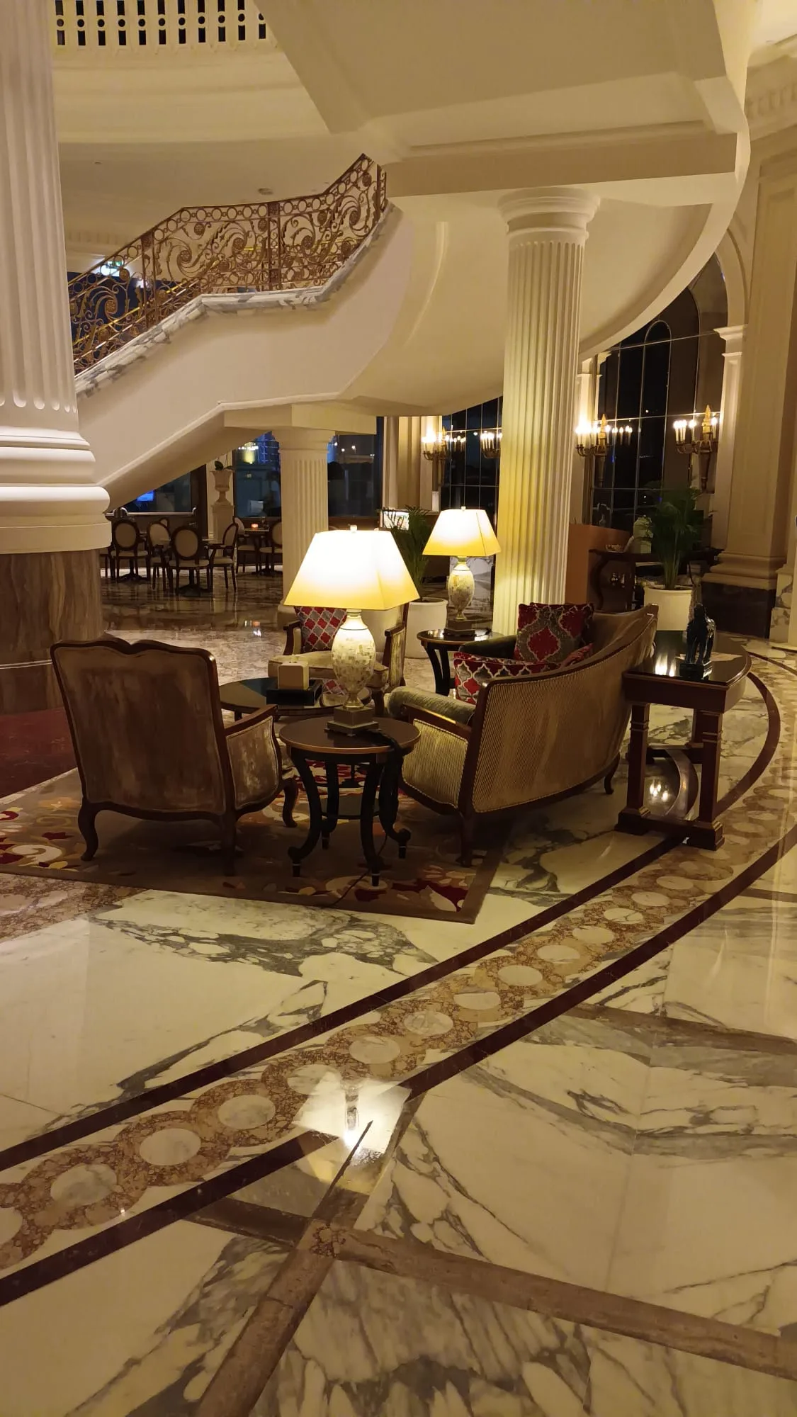 Lobbybereich eines Luxushotels mit Säulen und Marmorboden
