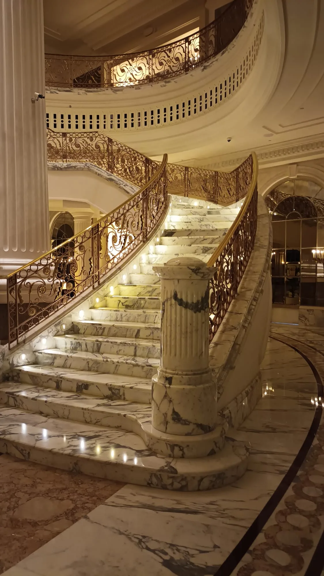 Marmor-Treppe mit vergoldeten Geländern im Luxushotel