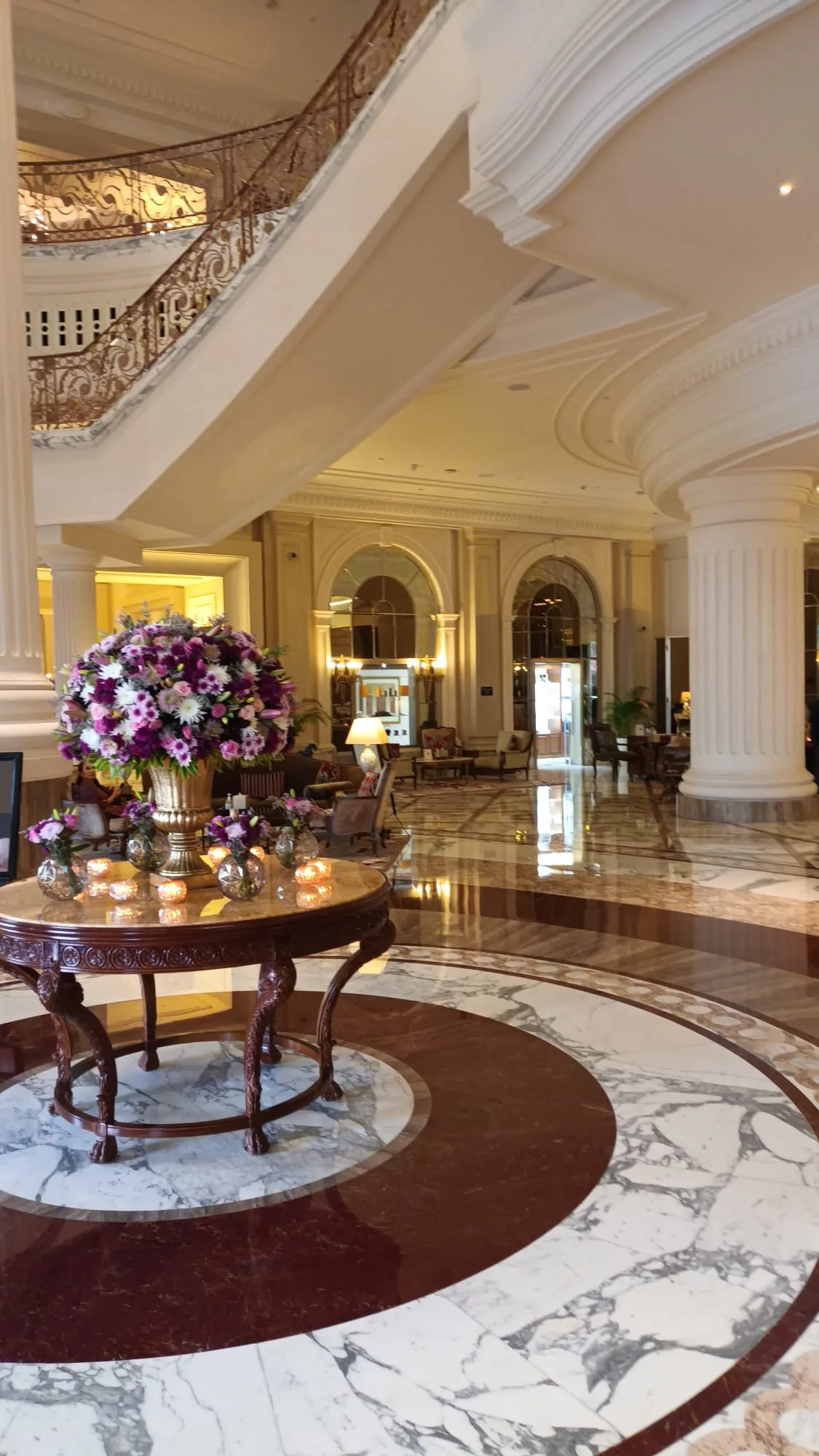 Elegant Hotellobby mit Marmorboden und Blumenarrangement