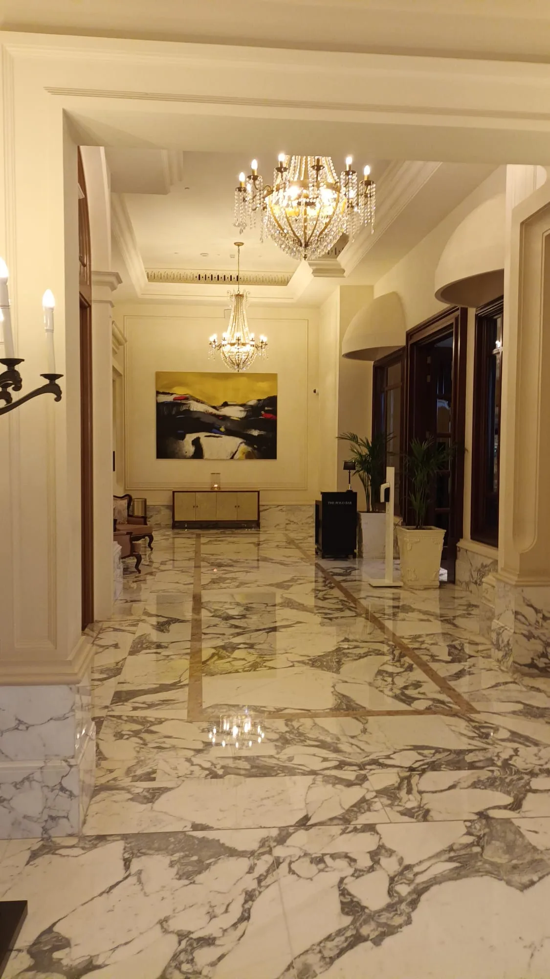 Elegant Hotellobby mit Marmorfußboden und Kronleuchtern