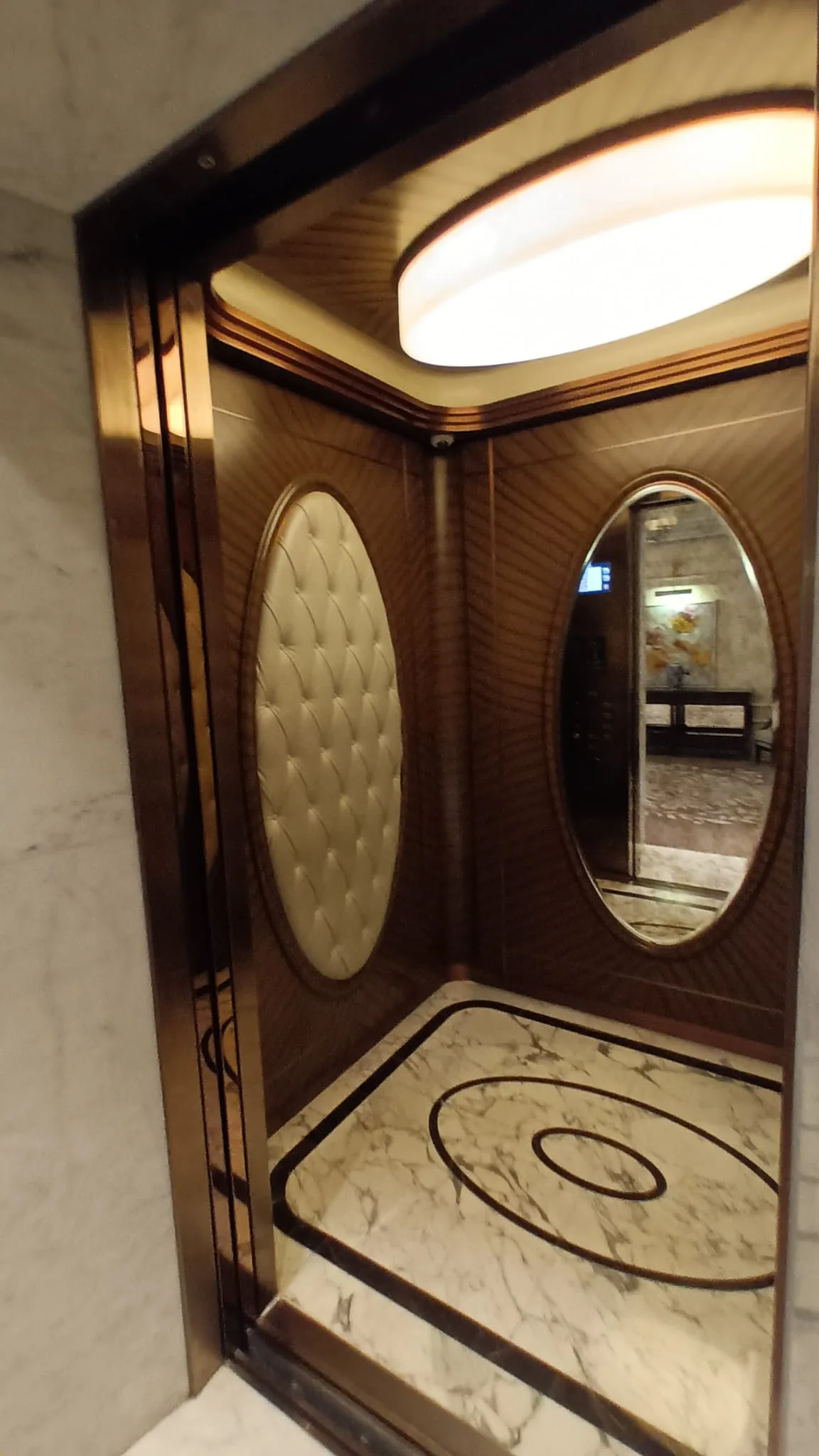 Luxuriöses Hotelzimmer mit ovalen Spiegeln und gepolstertem Element