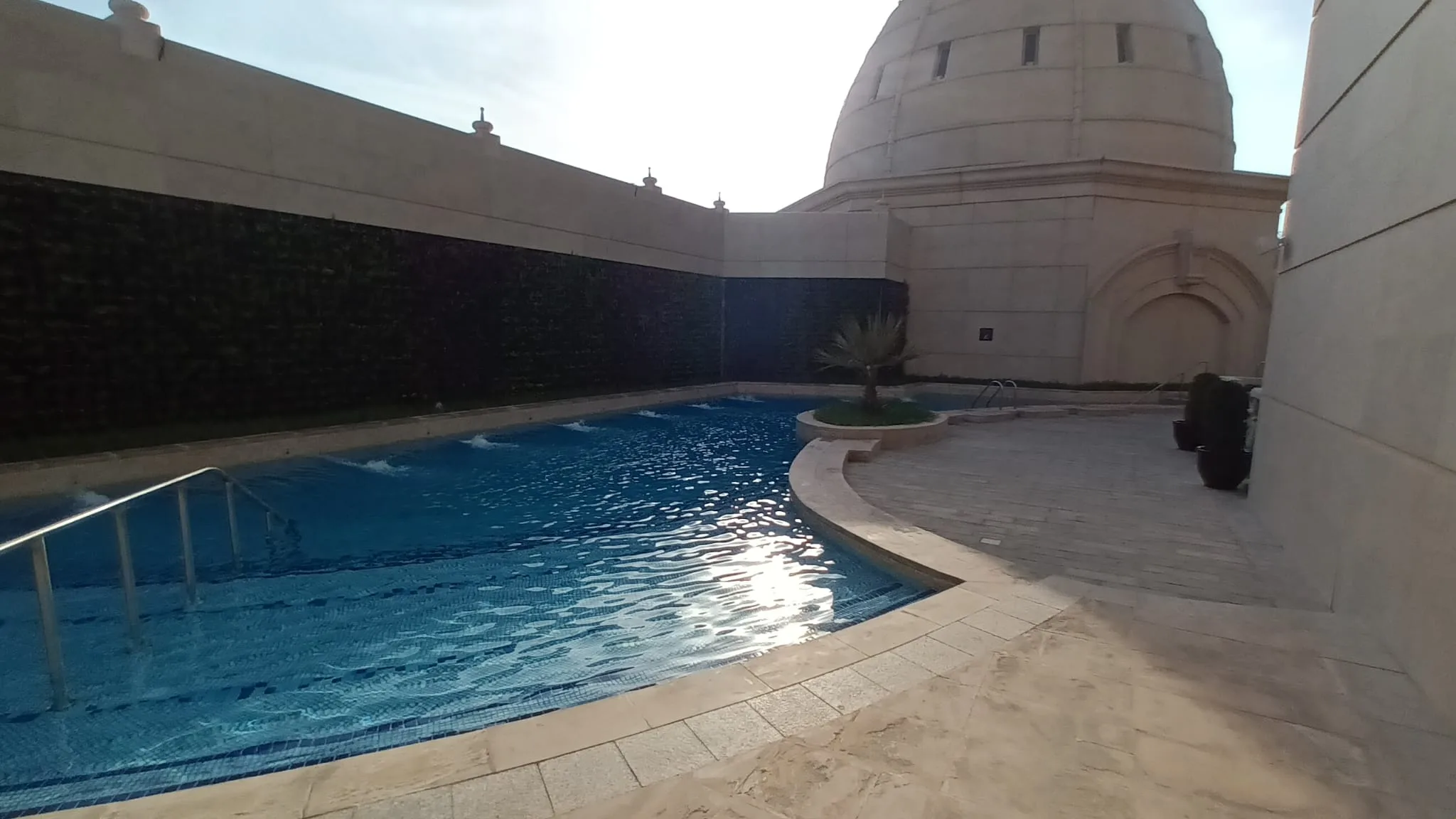 Außenbereich mit Pool und moderner Architektur