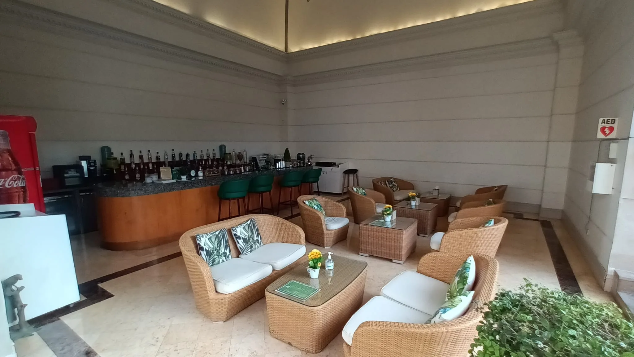 Loungebereich mit Sesseln und Bar im Luxushotel