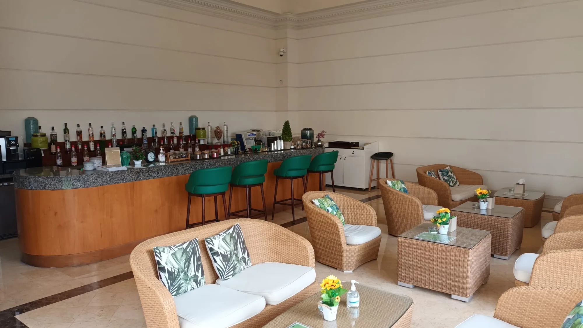Hotellobby mit Bar und Sitzmöbeln