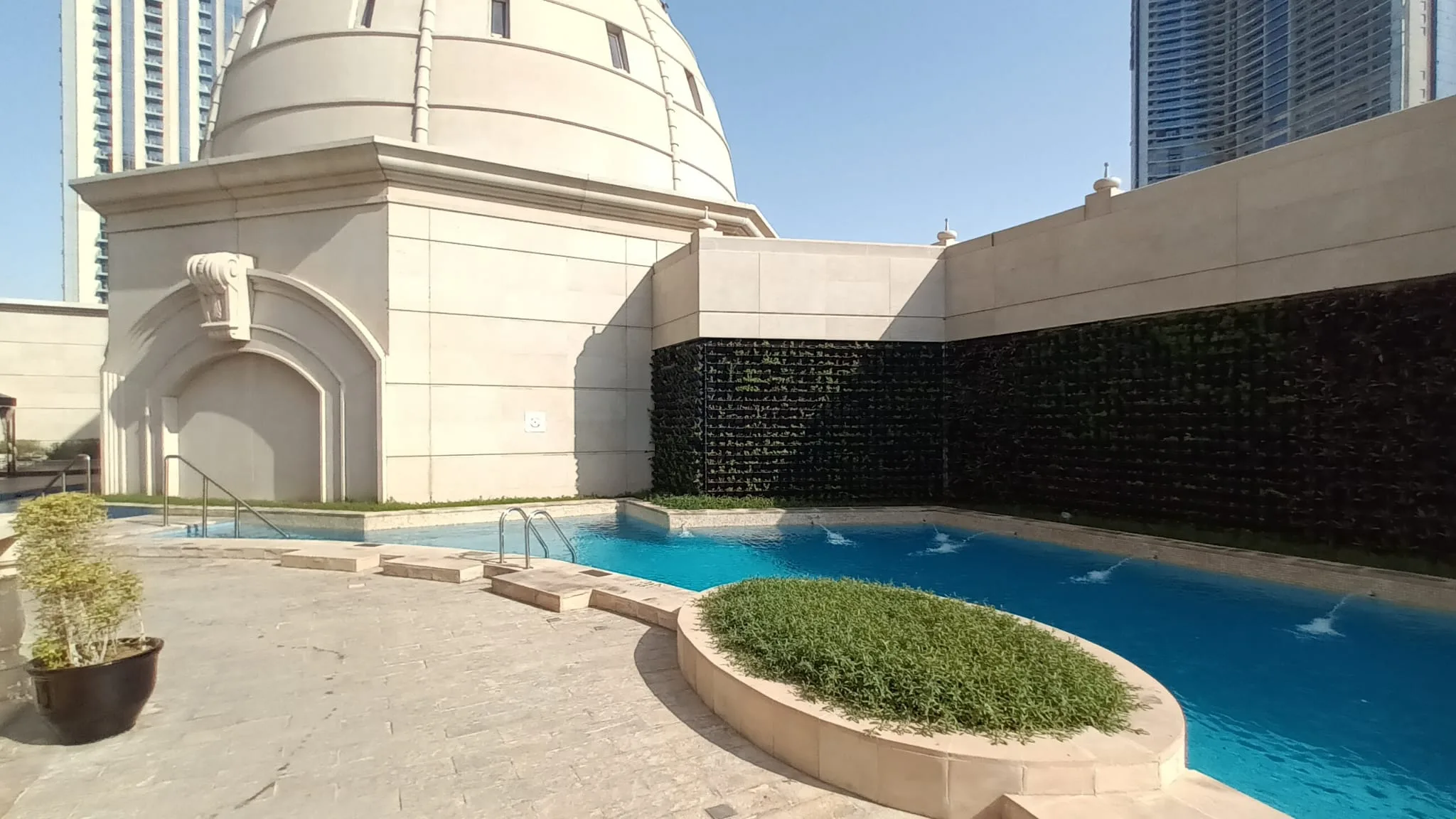 Außenbereich eines Hotels mit Pool und architektonischen Details