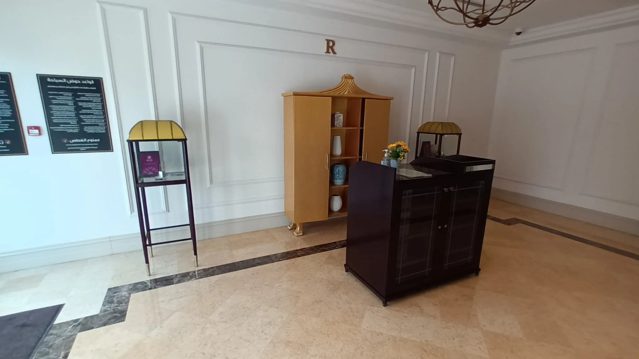 Hotellobby mit dekorativen Möbeln und Informationstafeln