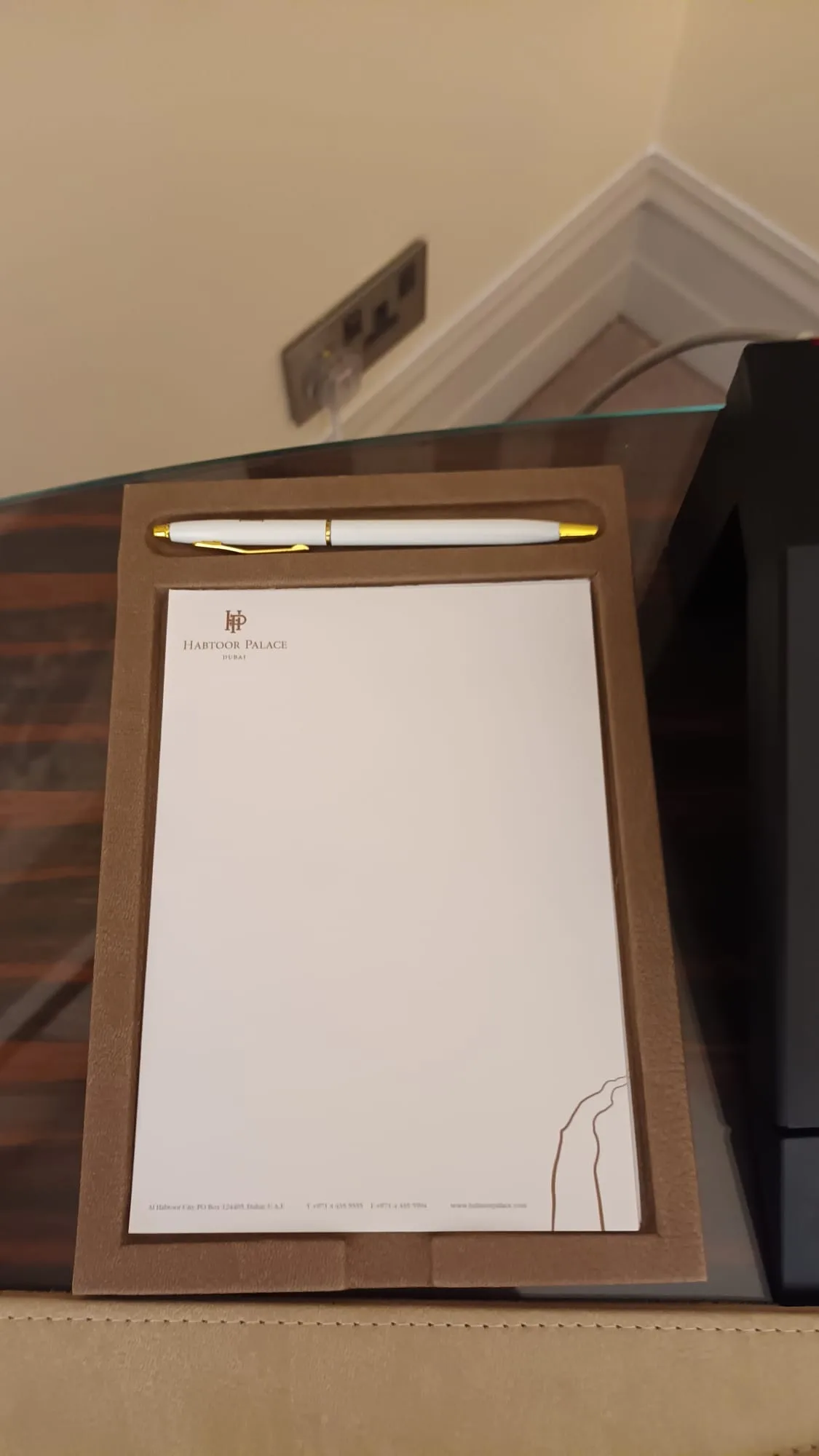 Habtoor Palace Briefpapier mit Stift auf Holzoberfläche