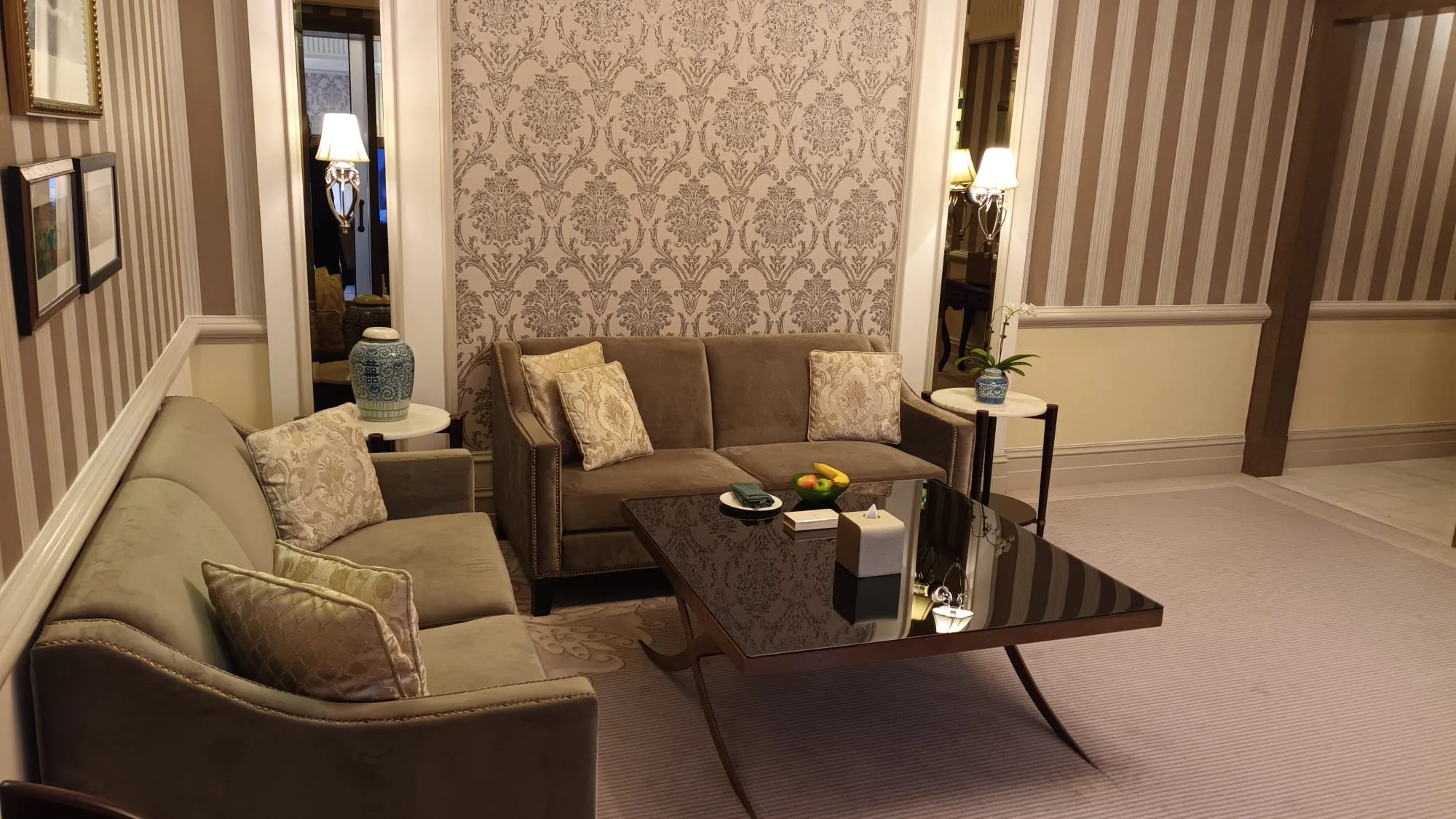 Lounge mit Sesseln und Couch im Luxushotel