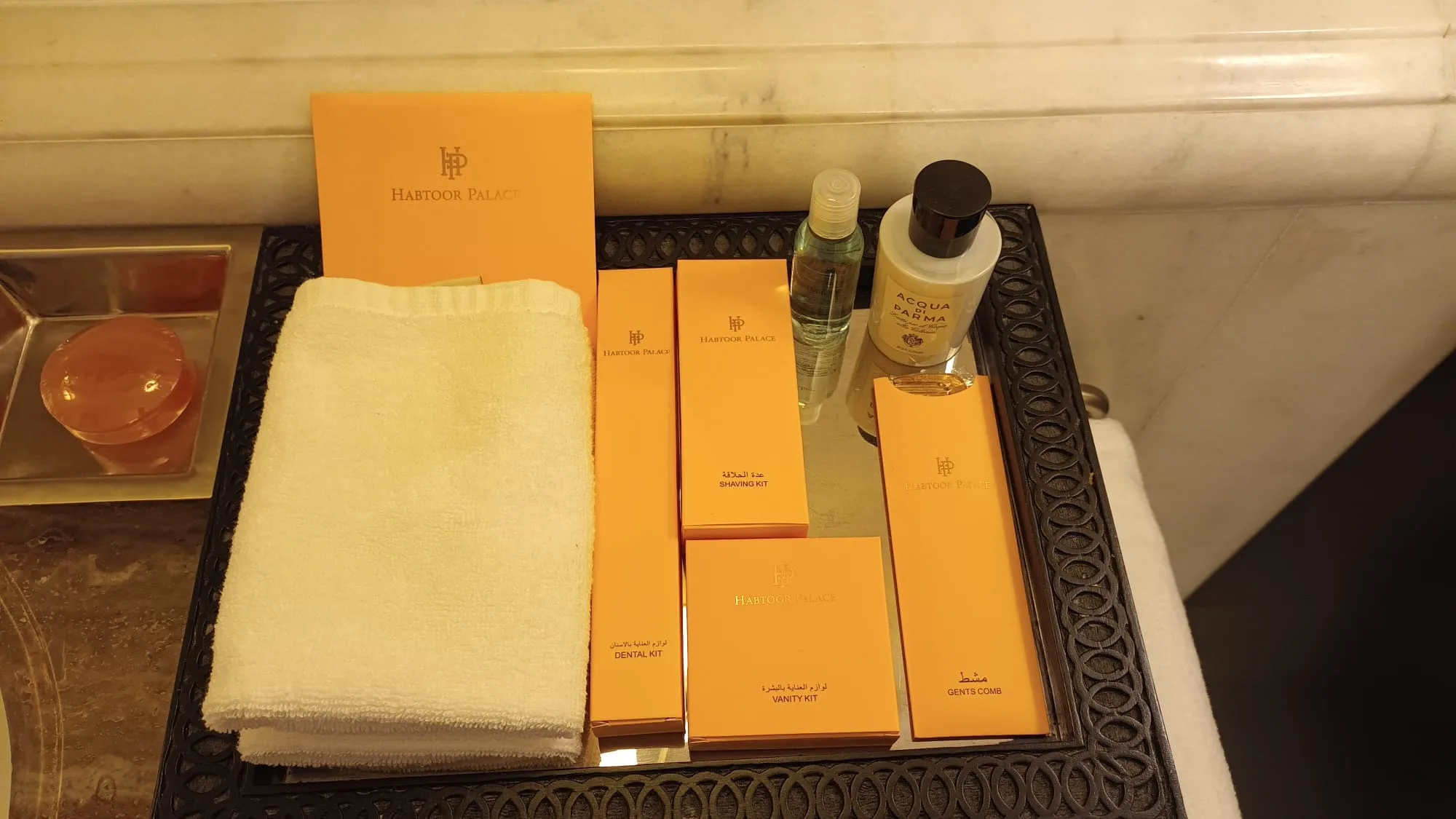 Hotelzubehör auf Serviertablett mit Handtuch und Kosmetikartikeln