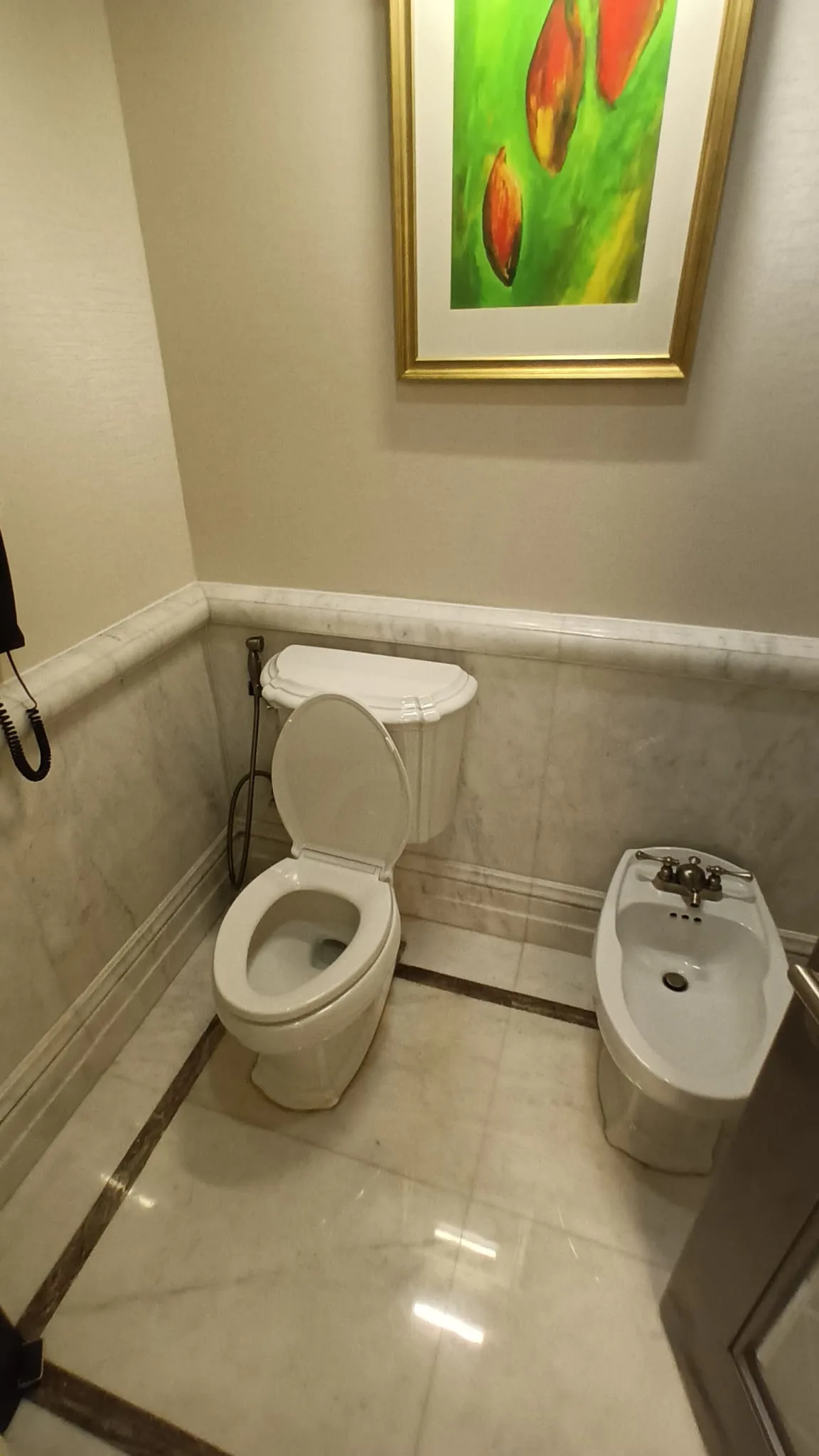 Hotel-WC mit Bidet und Wandbild