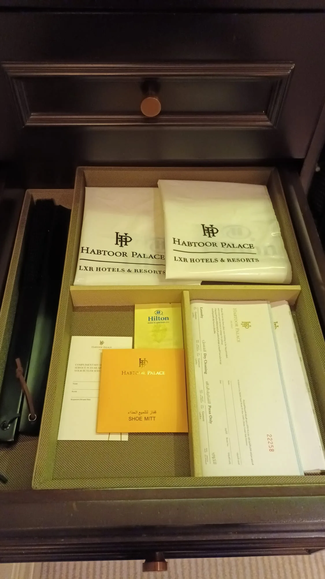 Hotelzimmereinrichtung mit Schuhhandschuh und Dokumenten