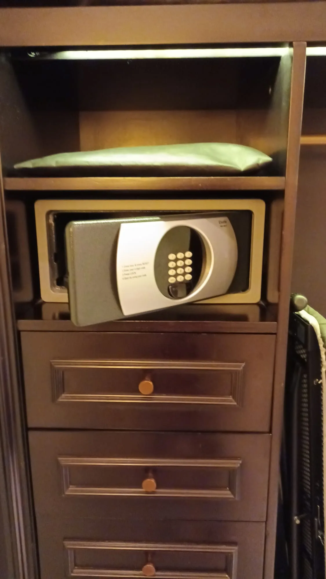 Schrank mit Schließfach und Kissen
