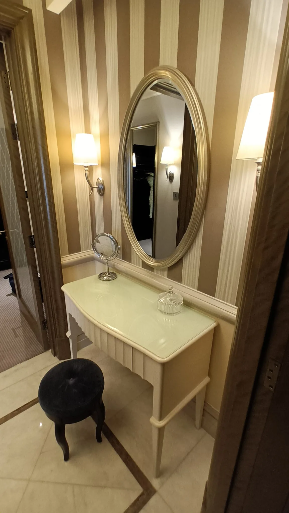 Hotelzimmer mit Schminktisch, Spiegel und Wandlampen