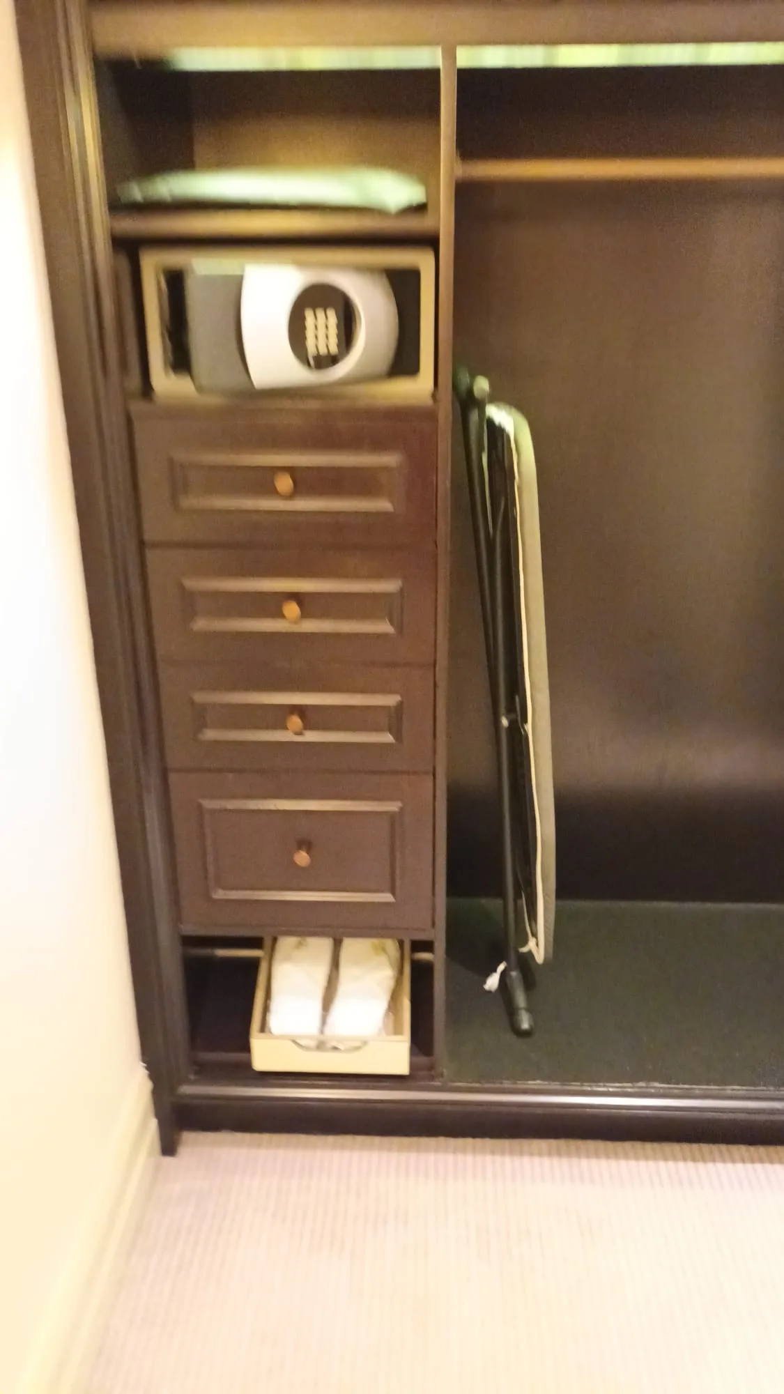 Schrank mit Schubladen und Kleiderbügel