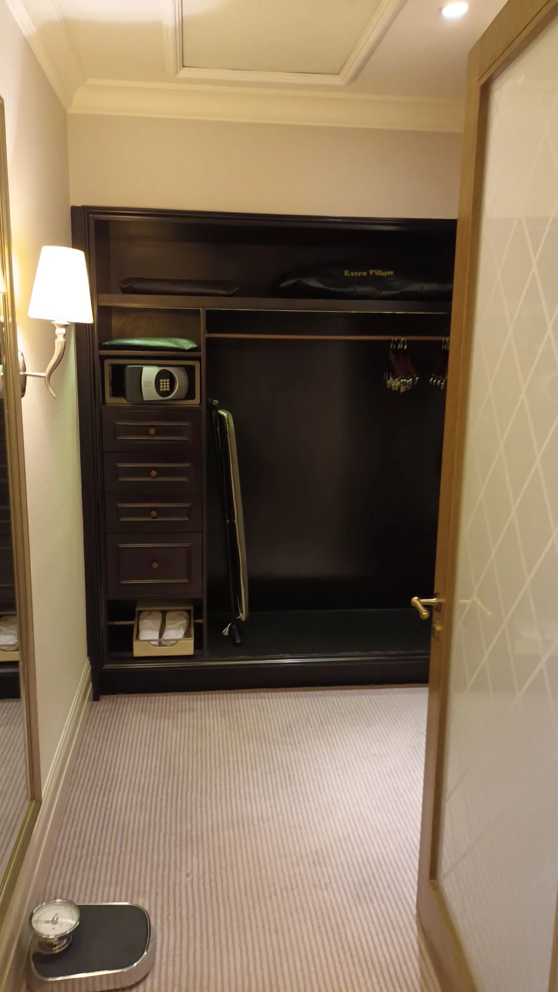 Schrank mit Schubladen und Kleiderstange in einem Hotelzimmer