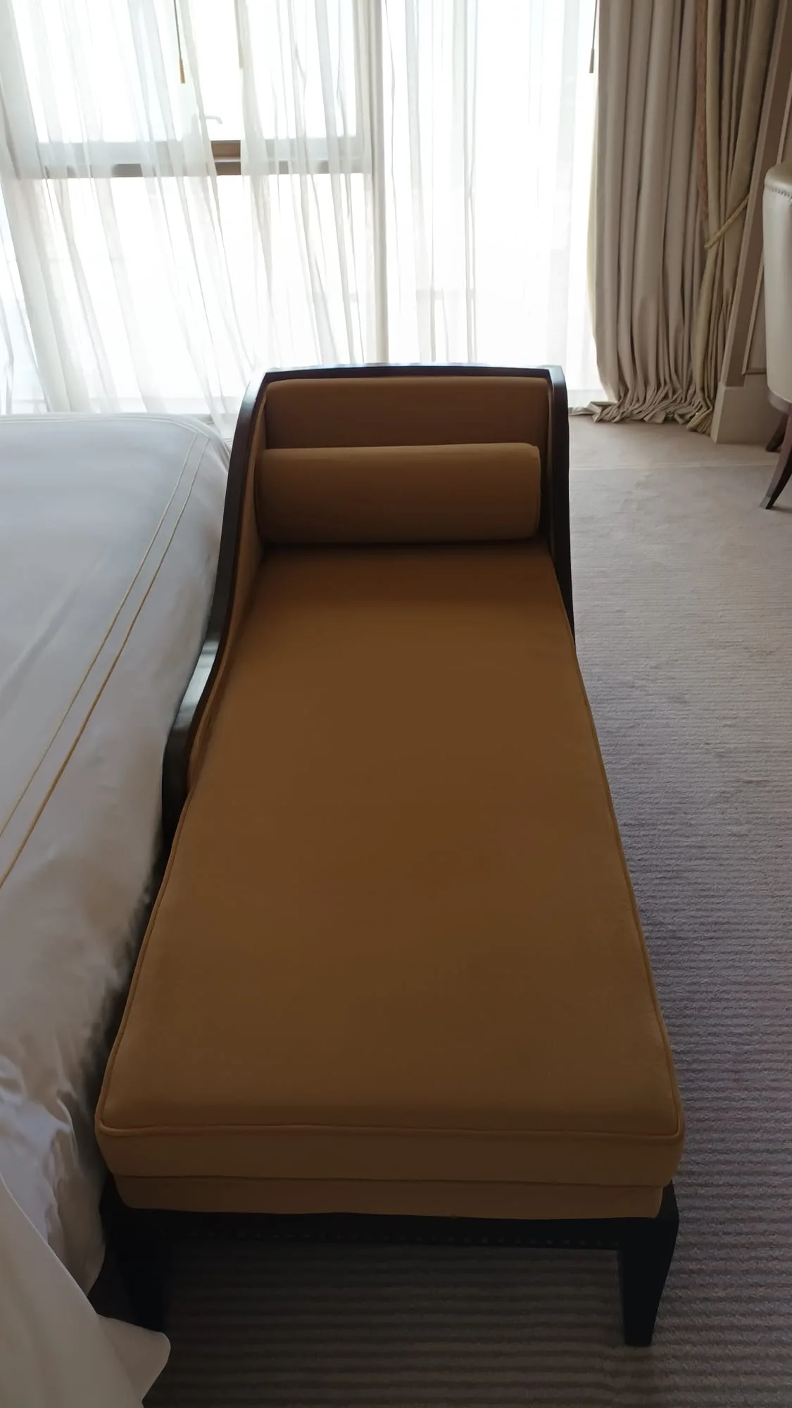 Hotelzimmer mit Liege und Doppelbett