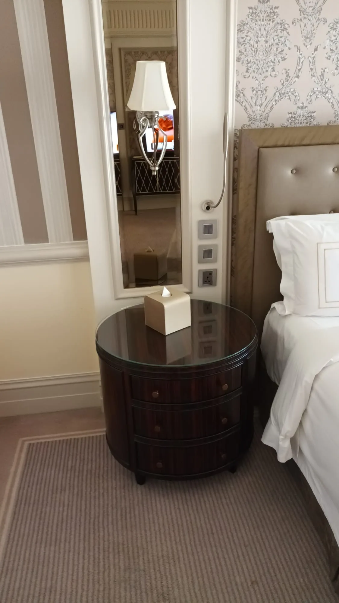 Hotelzimmer mit Nachttisch und Bett