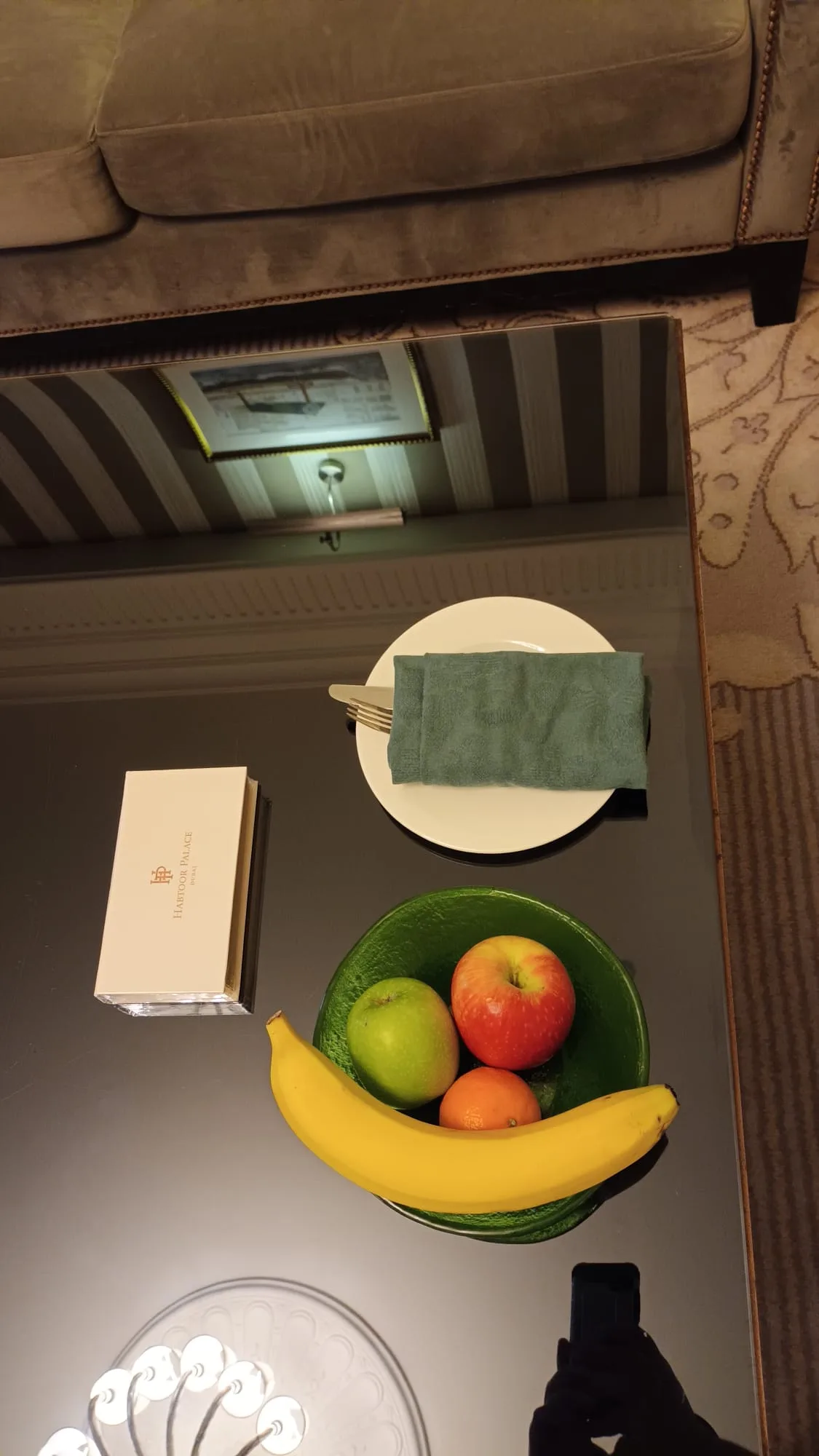 Hotelzimmer mit Obstschale und Serviette auf Couchtisch