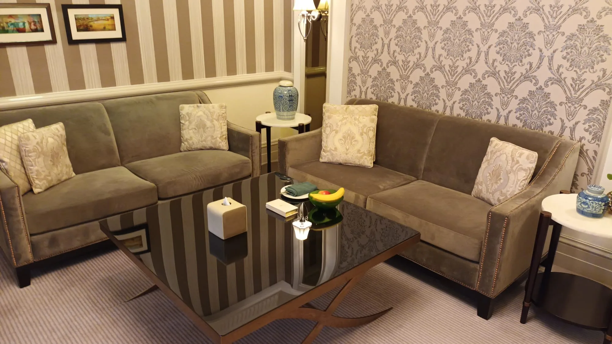 Lounge mit zwei Sesseln und Couch im Hotel