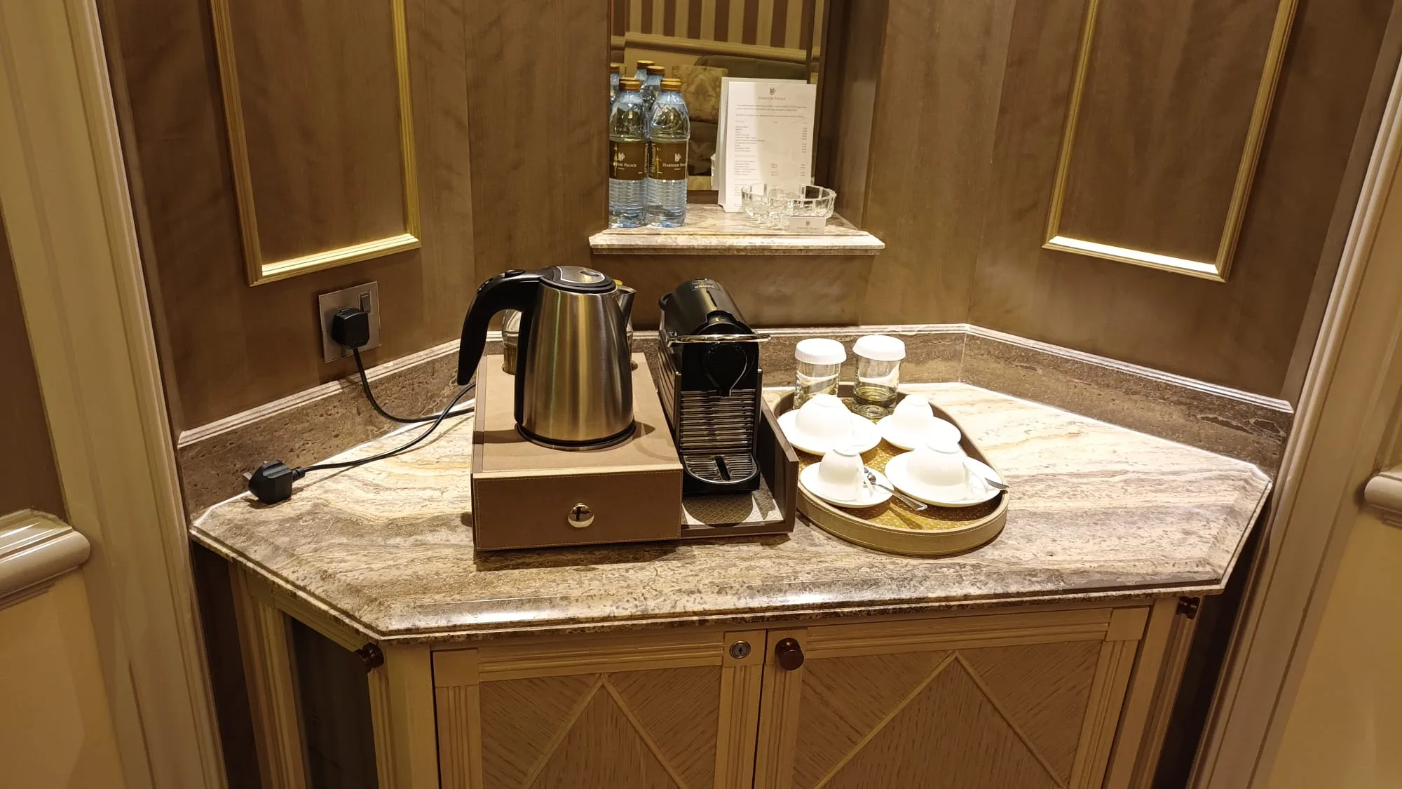 Hotelzimmer mit Kaffeemaschine und Wasserkocher auf Marmorplatte