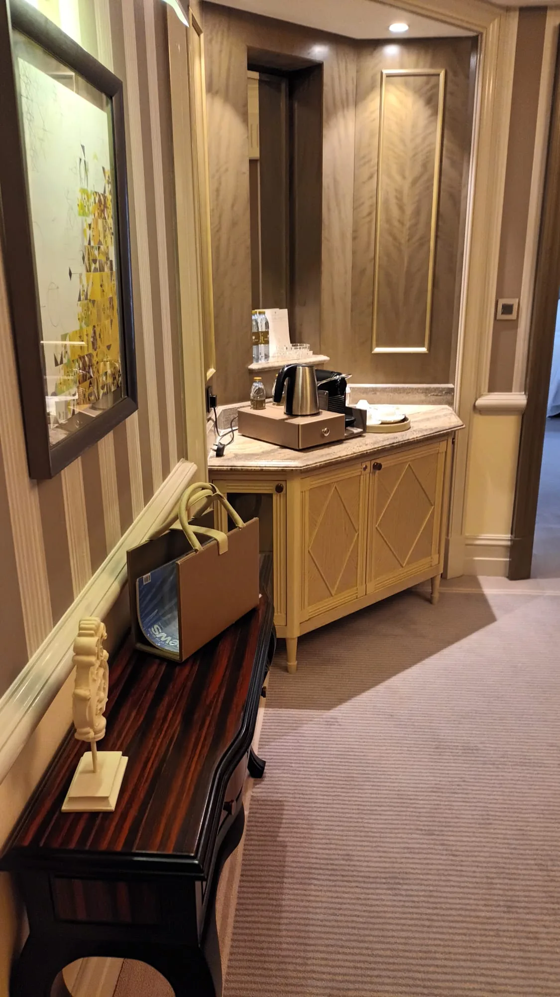 Hotelzimmer mit Schreibtisch und Kaffeemaschine