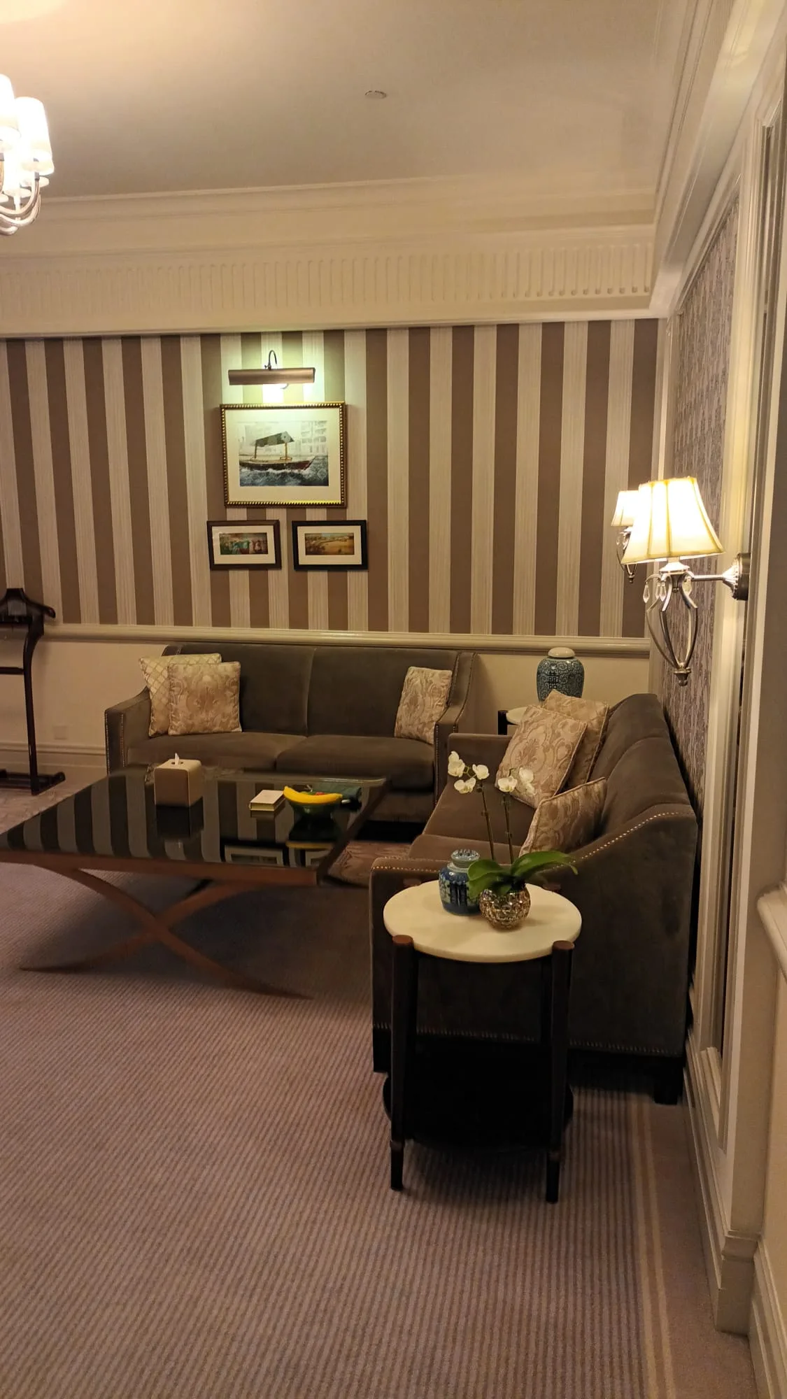 Hotellobby mit gestreiftem Wandverkleidung und Sesseln