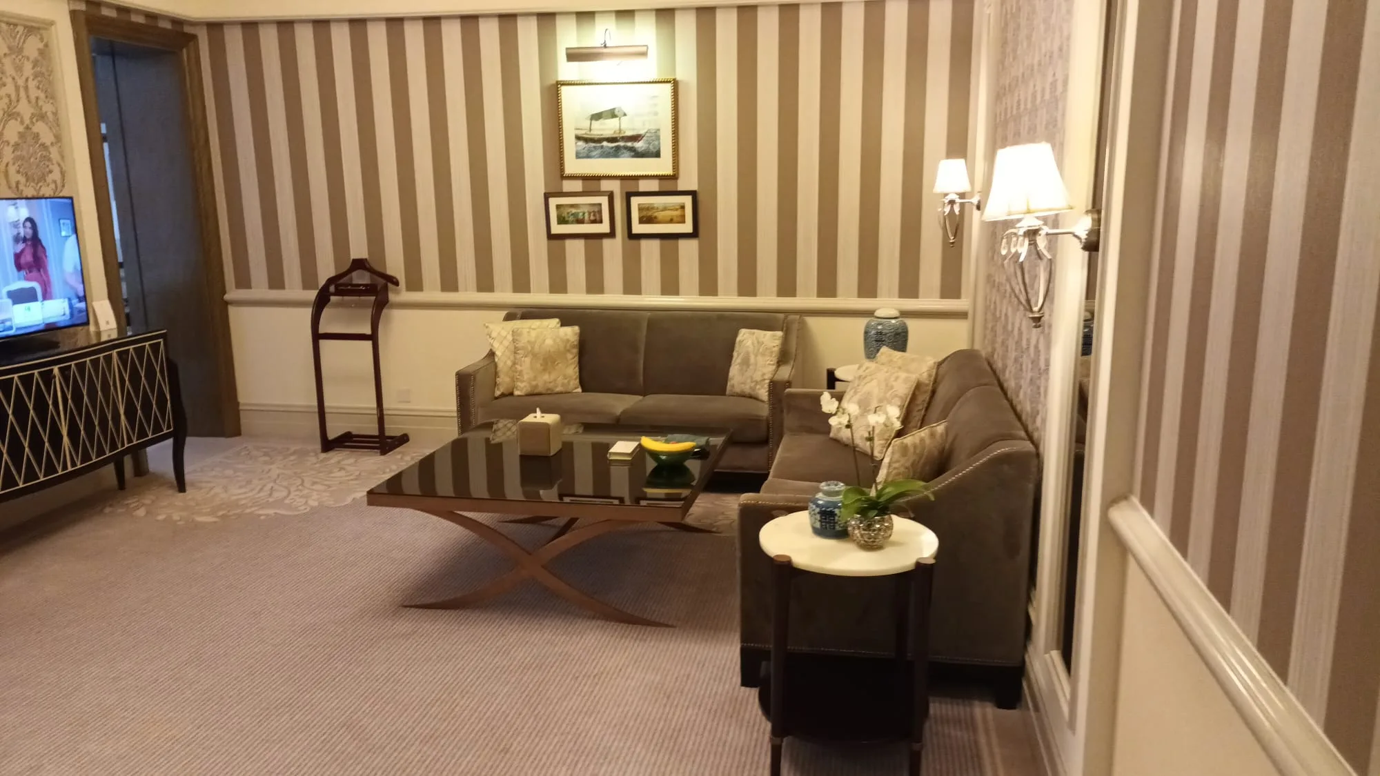 Hotelzimmer mit Couch und Couchtisch im modernen Design