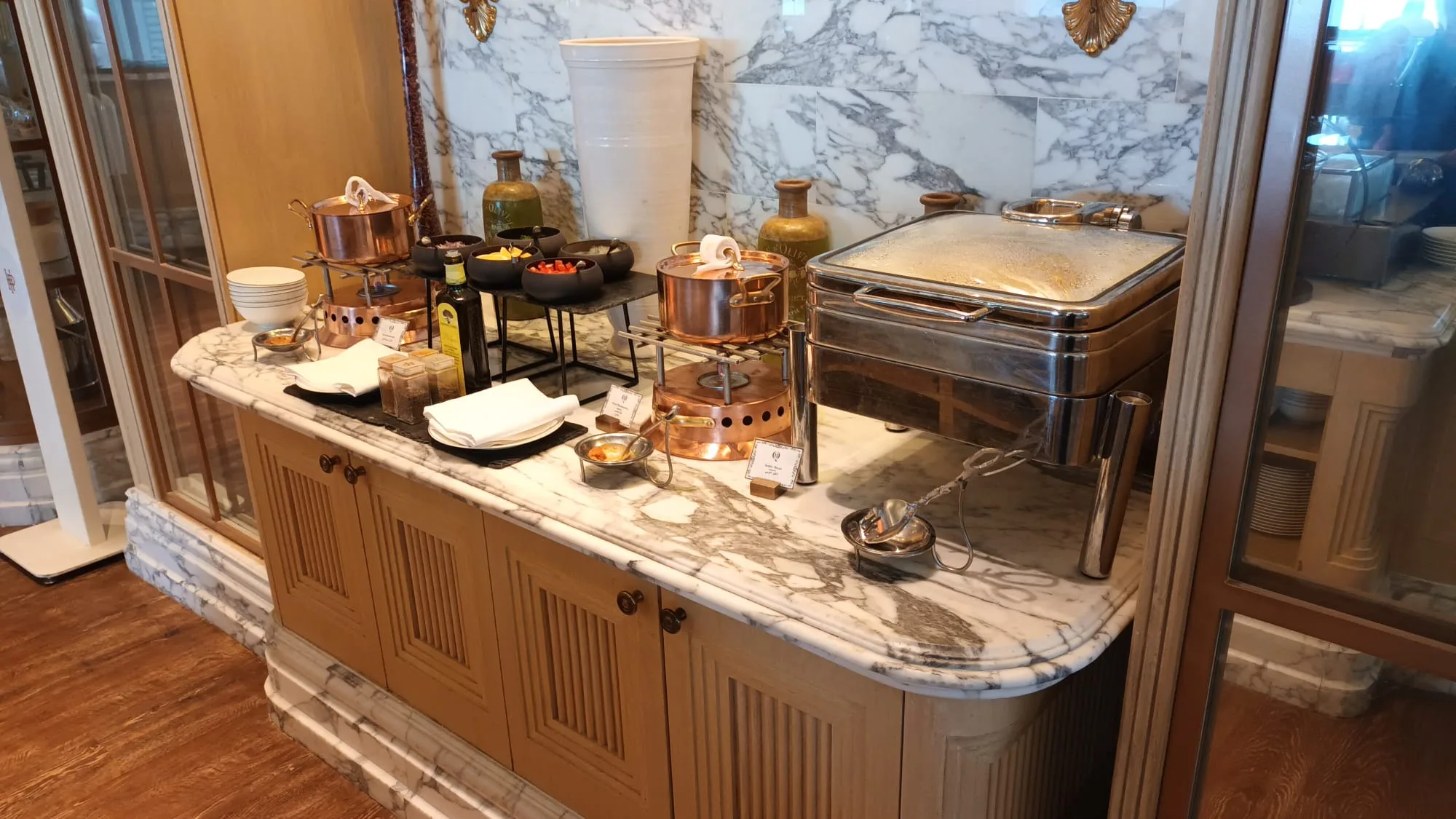 Buffet mit verschiedenen Geräten und Schalen auf Marmorplatte