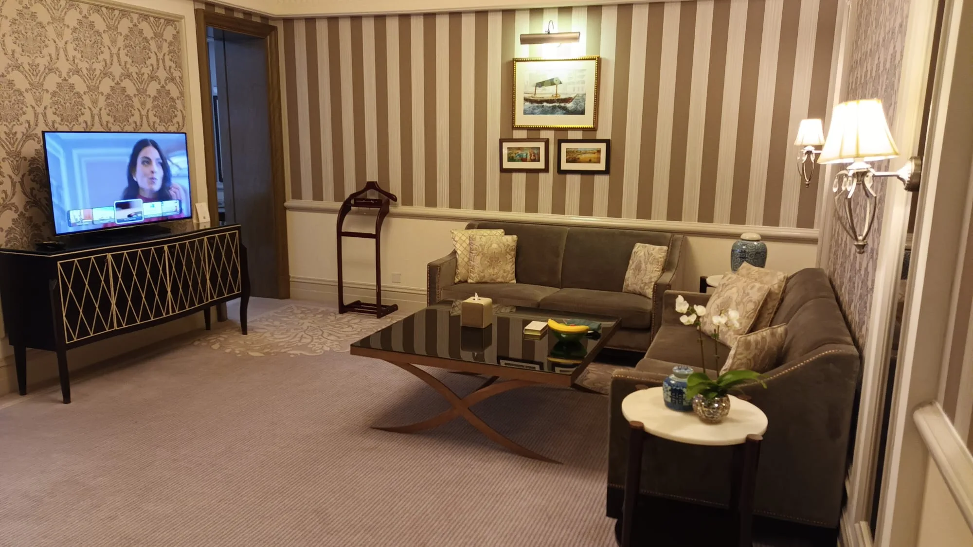 Hotelzimmer mit Couch und Fernseher im modernen Design