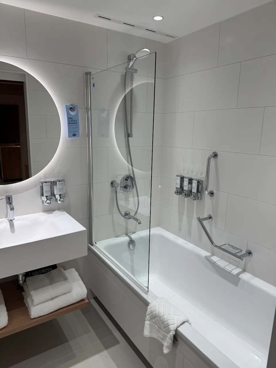 Hotelbad mit Dusche und Badewanne