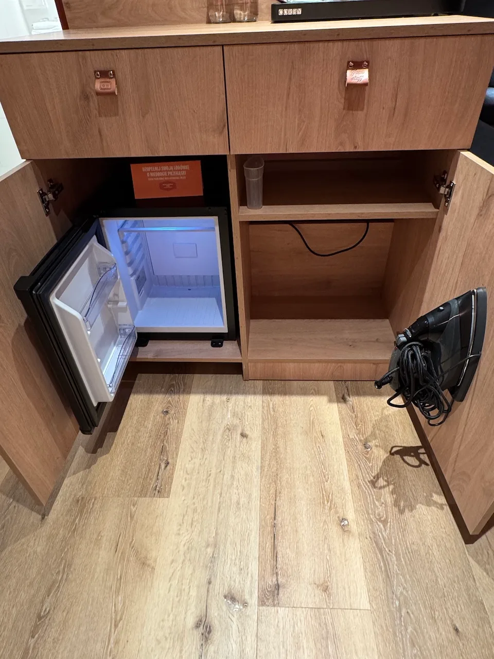 Hotelkühlschrank im Schrank eingebaut