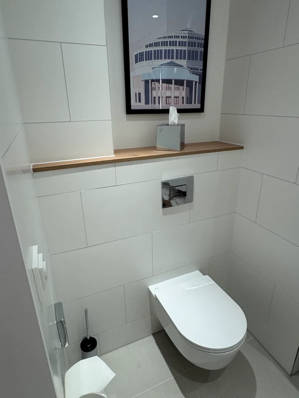 Moderne Toilette mit Holzleiste und Wandbild