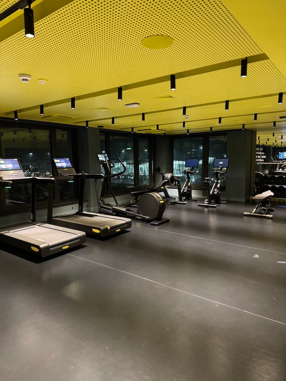 Fitnessraum mit Laufbändern und Fahrrädern
