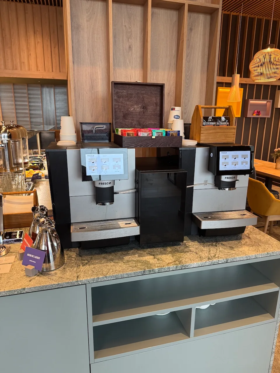 Kaffeeautomaten auf Theke im Hotel mit Kaffeepads und Tassen