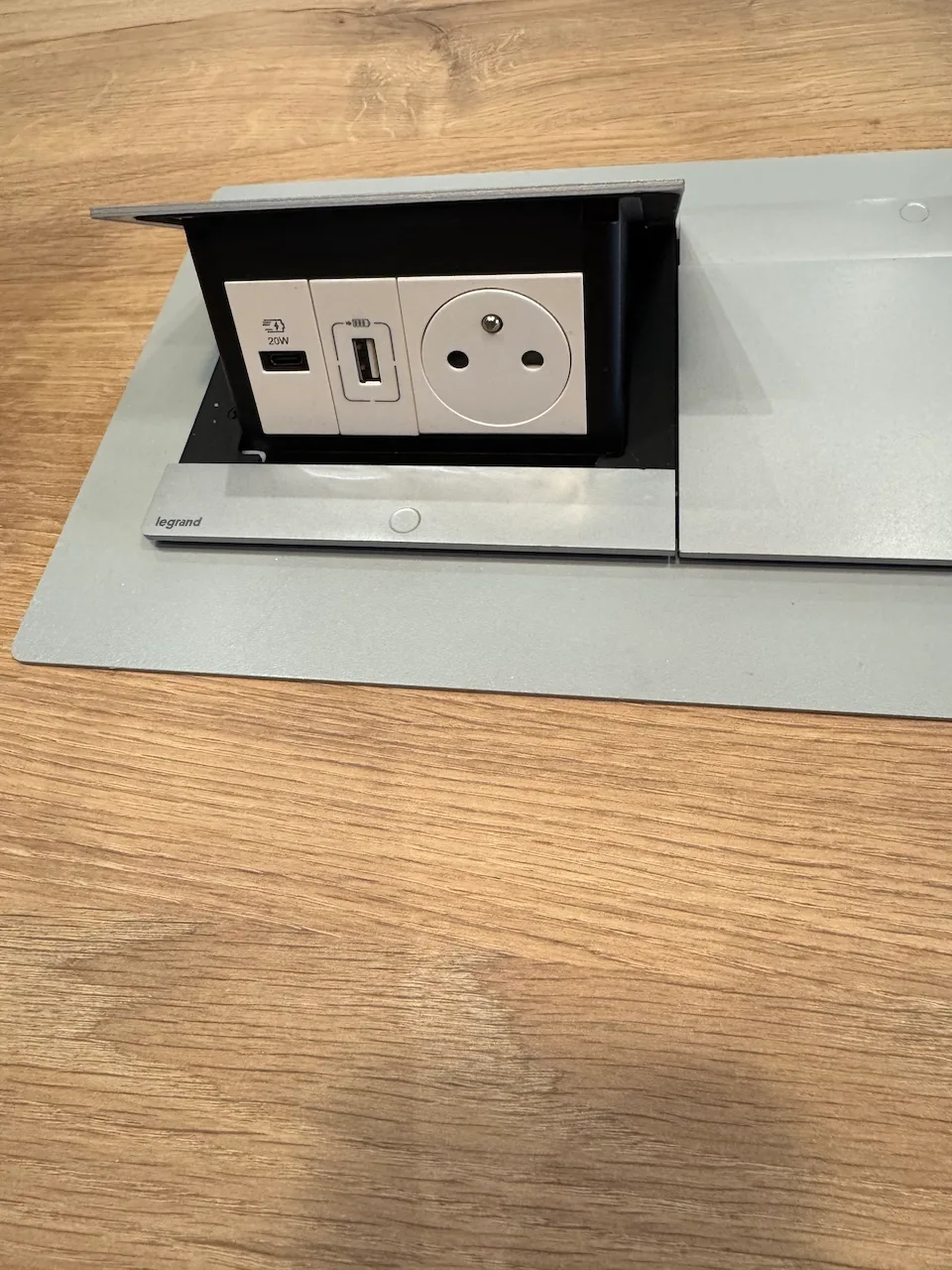 Versteckte Steckdose und USB-Anschluss im Tisch