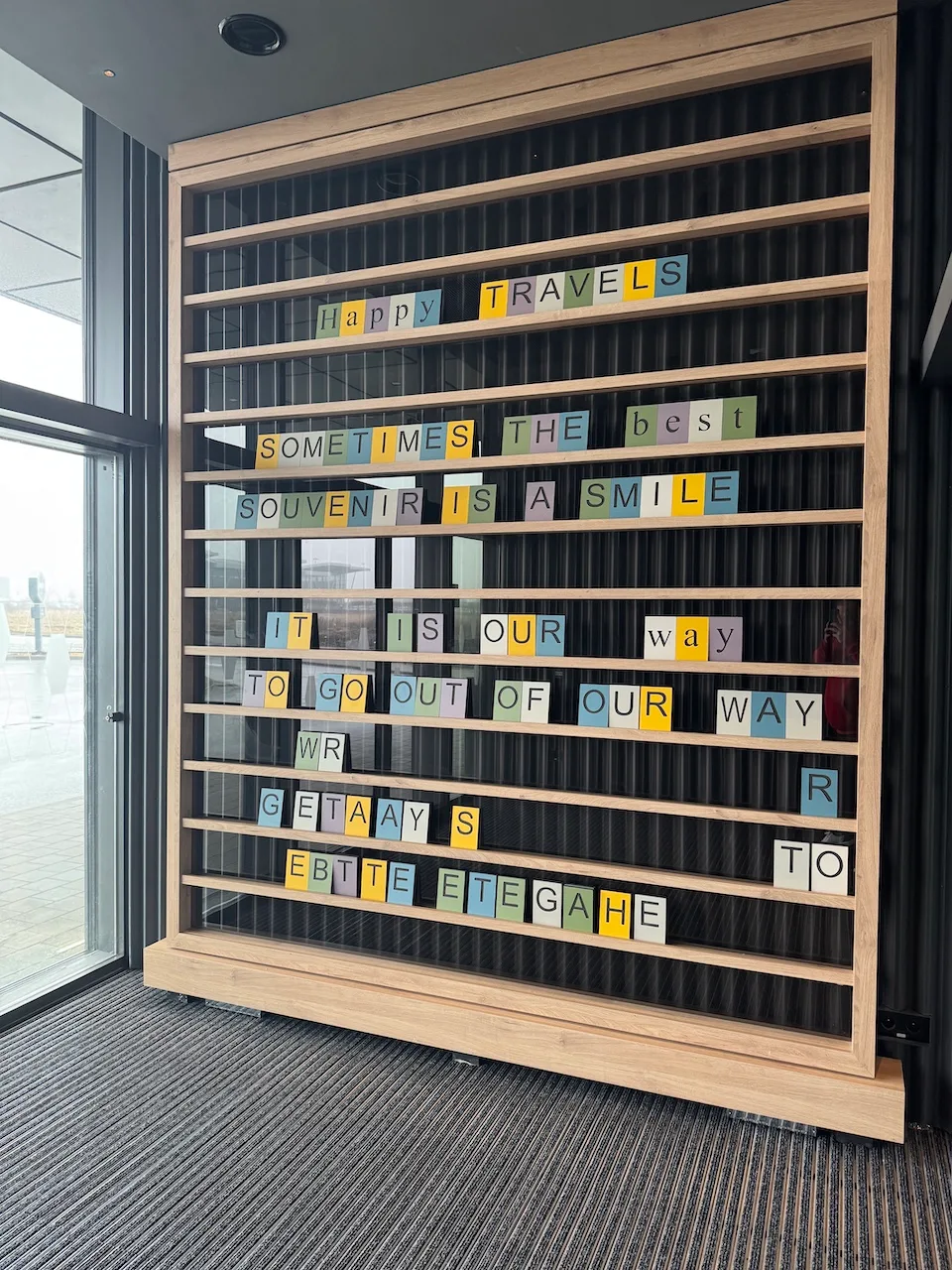Reisegruß mit Buchstaben auf Holzregal
