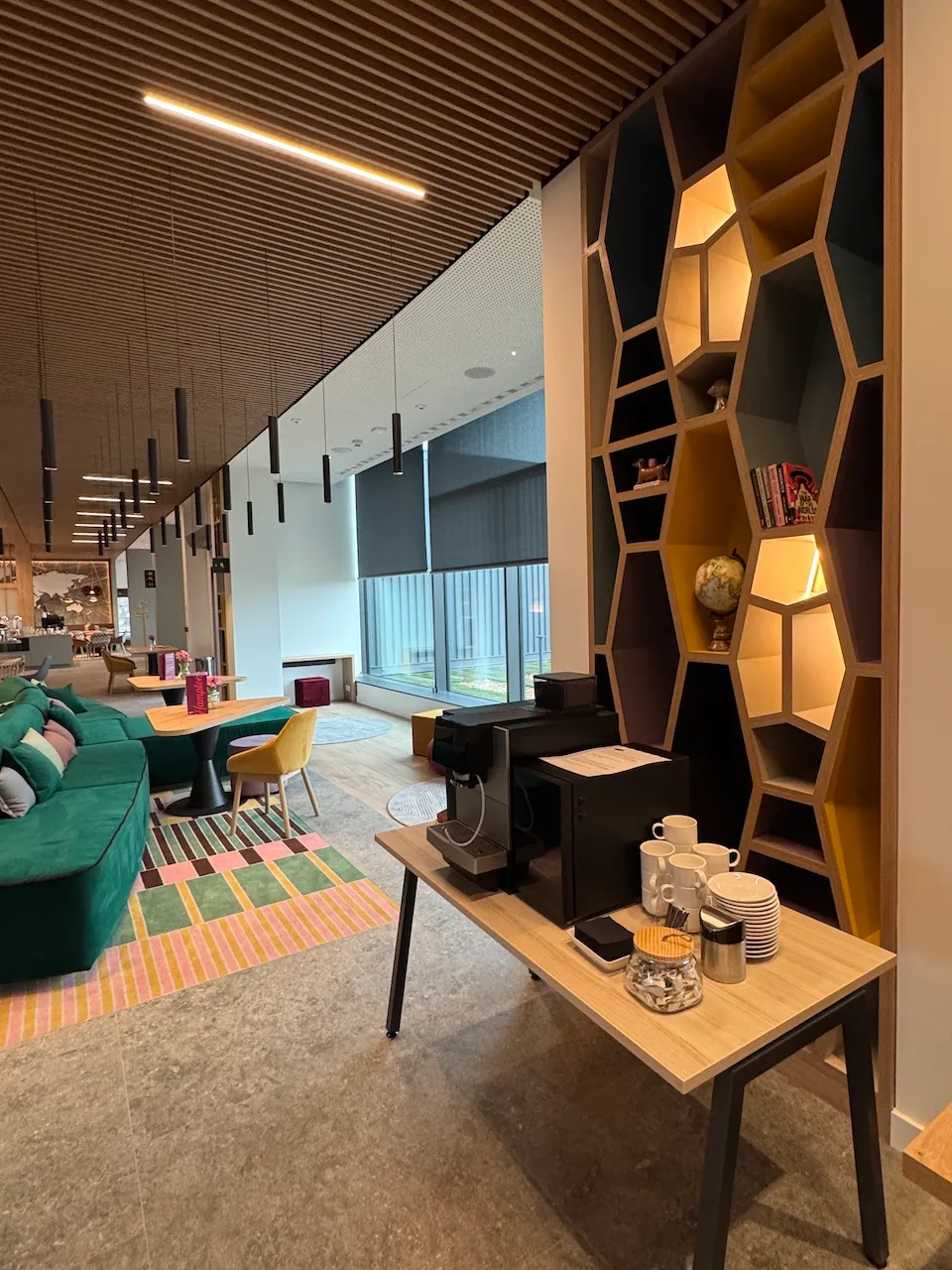 Hotellobby mit Sitzmöbeln und Kaffeemaschine