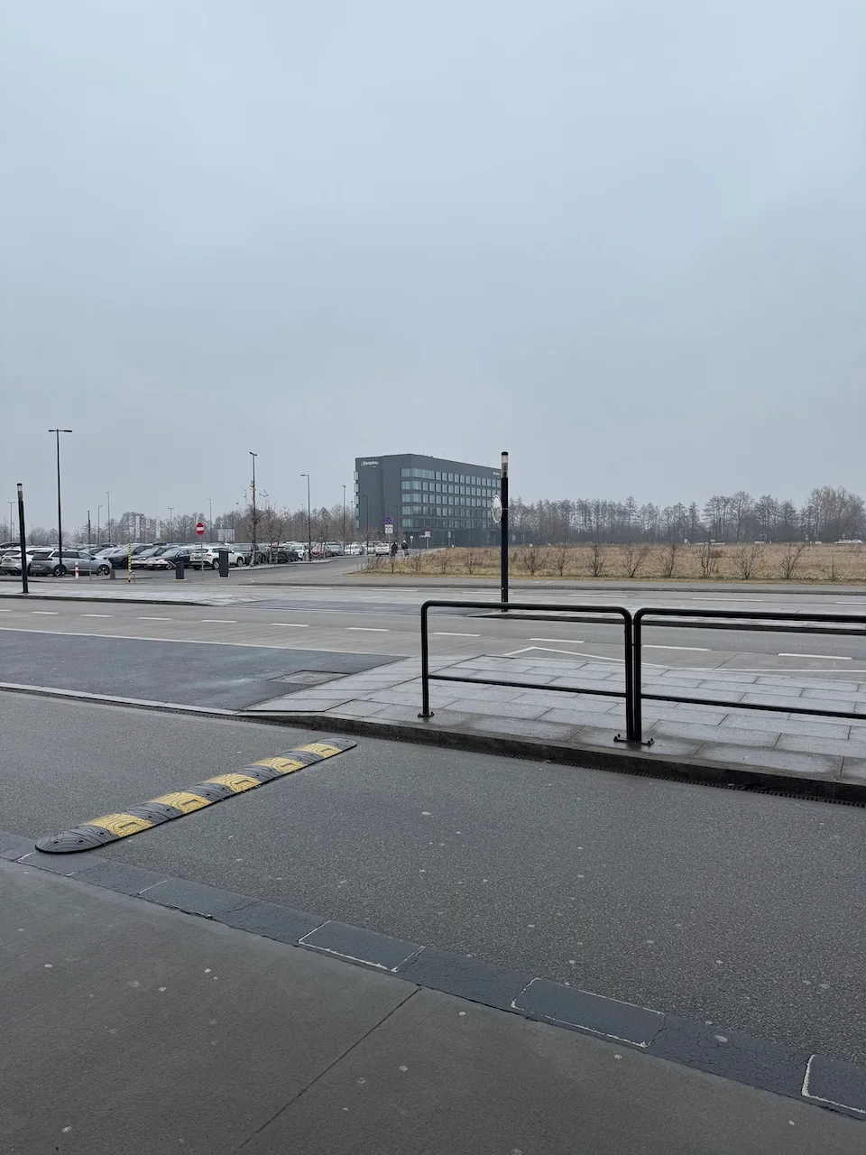 Straße mit Parkplatz und Gebäude im Hintergrund
